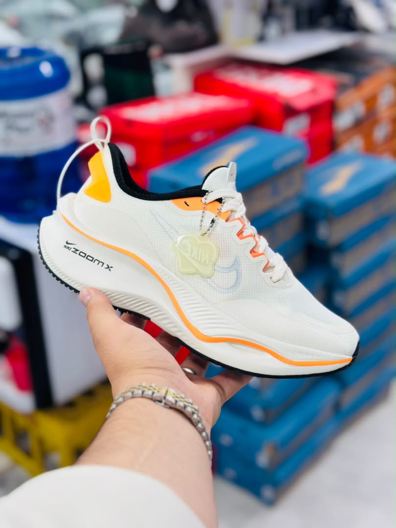 کتونی نایک لبخندی زوم ایکس Nike Zoom X ساخت ویتنام وارداتی سایز۳۷ الی ۴۰فروش تکی و عمده ضمانت کیفیت کالا