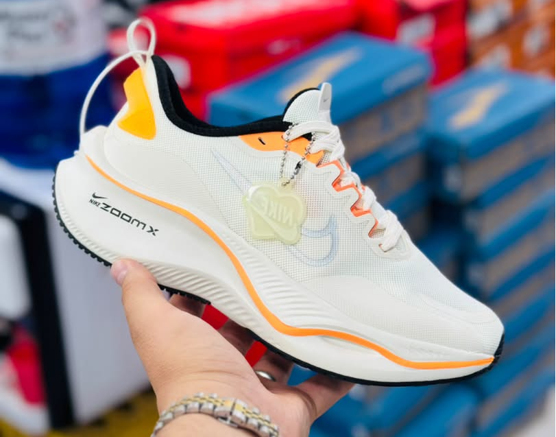 کتونی نایک لبخندی زوم ایکس Nike Zoom X ساخت ویتنام وارداتی سایز۳۷ الی ۴۰فروش تکی و عمده ضمانت کیفیت کالا