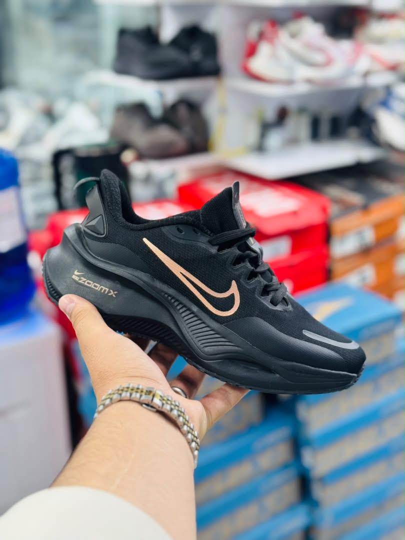 کتونی نایک لبخندی زوم ایکس Nike Zoom X ساخت ویتنام وارداتی سایز۳۷ الی ۴۰فروش تکی و عمده ضمانت کیفیت کالا