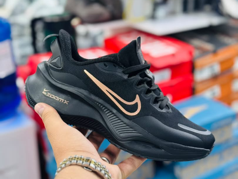 کتونی نایک لبخندی زوم ایکس Nike Zoom X ساخت ویتنام وارداتی سایز۳۷ الی ۴۰فروش تکی و عمده ضمانت کیفیت کالا