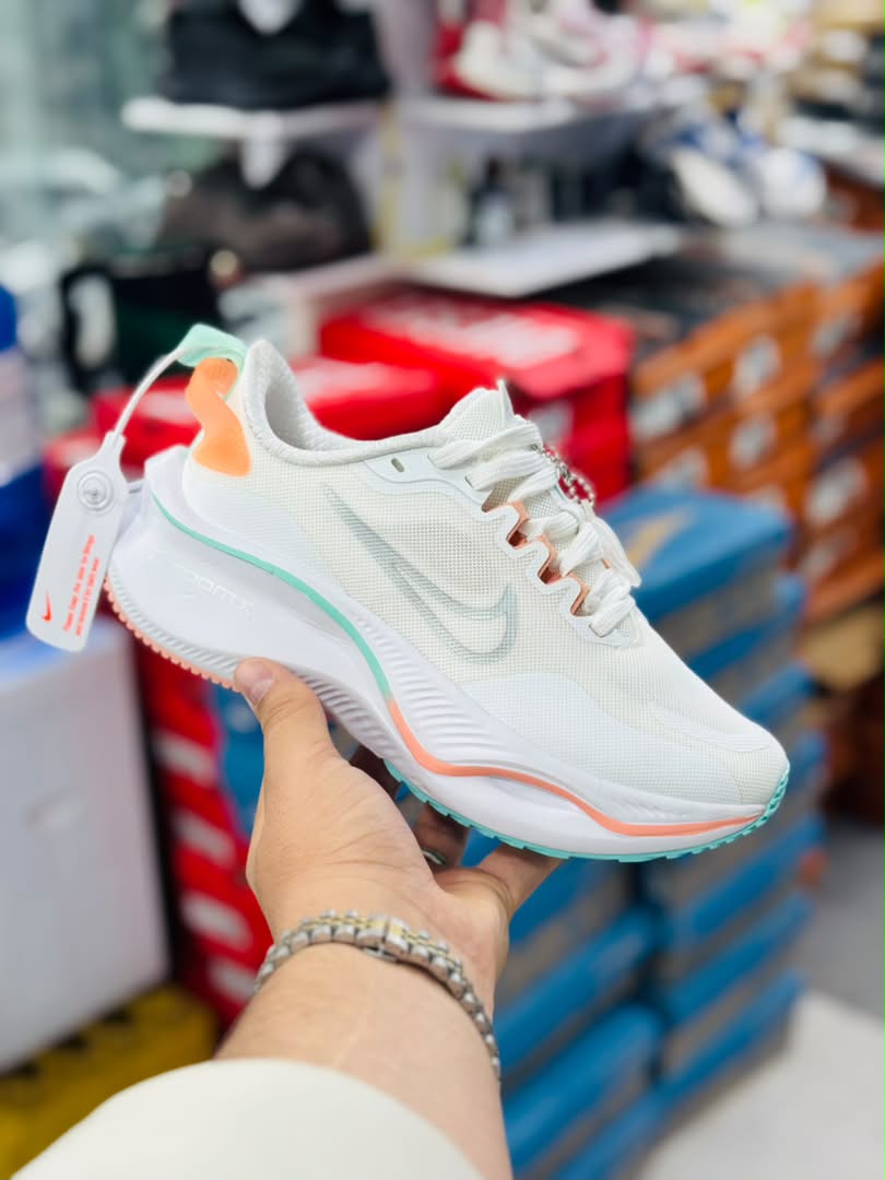 کتونی نایک لبخندی زوم ایکس Nike Zoom X ساخت ویتنام وارداتی سایز۳۷ الی ۴۰فروش تکی و عمده ضمانت کیفیت کالا