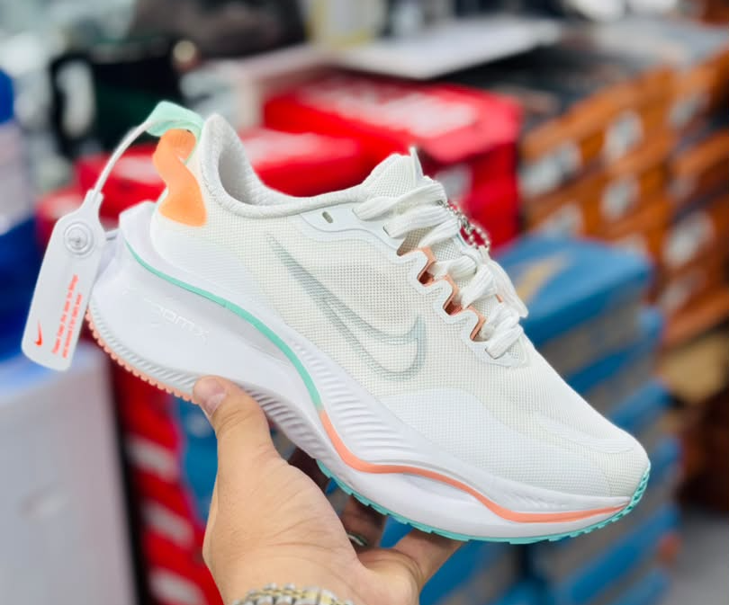 کتونی نایک لبخندی زوم ایکس Nike Zoom X ساخت ویتنام وارداتی سایز۳۷ الی ۴۰فروش تکی و عمده ضمانت کیفیت کالا