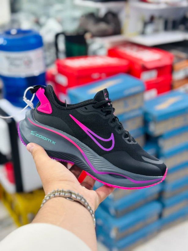 کتونی نایک لبخندی زوم ایکس Nike Zoom X ساخت ویتنام وارداتی سایز۳۷ الی ۴۰فروش تکی و عمده ضمانت کیفیت کالا