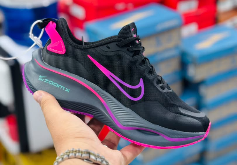 کتونی نایک لبخندی زوم ایکس Nike Zoom X ساخت ویتنام وارداتی سایز۳۷ الی ۴۰فروش تکی و عمده ضمانت کیفیت کالا