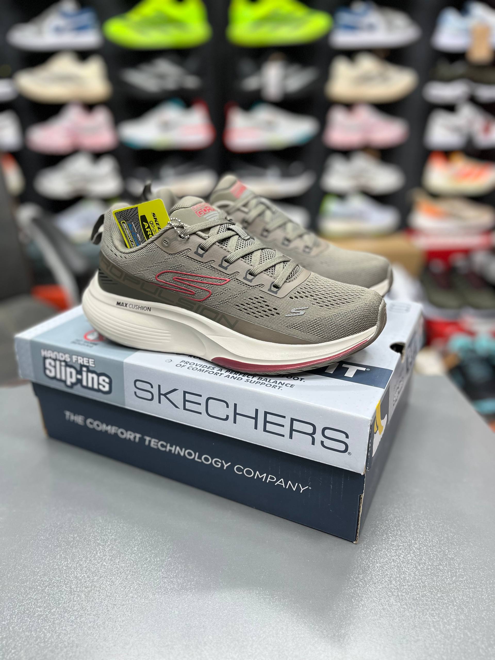 کتونی اسکیچرزمکث کوشن پروپالشن Skechers Max Cushioning Propulsionوارداتی ساخت ویتنام سایز ۴۰ الی ۴۵فروش تکی و عمده ضمانت و کیفیت کالا