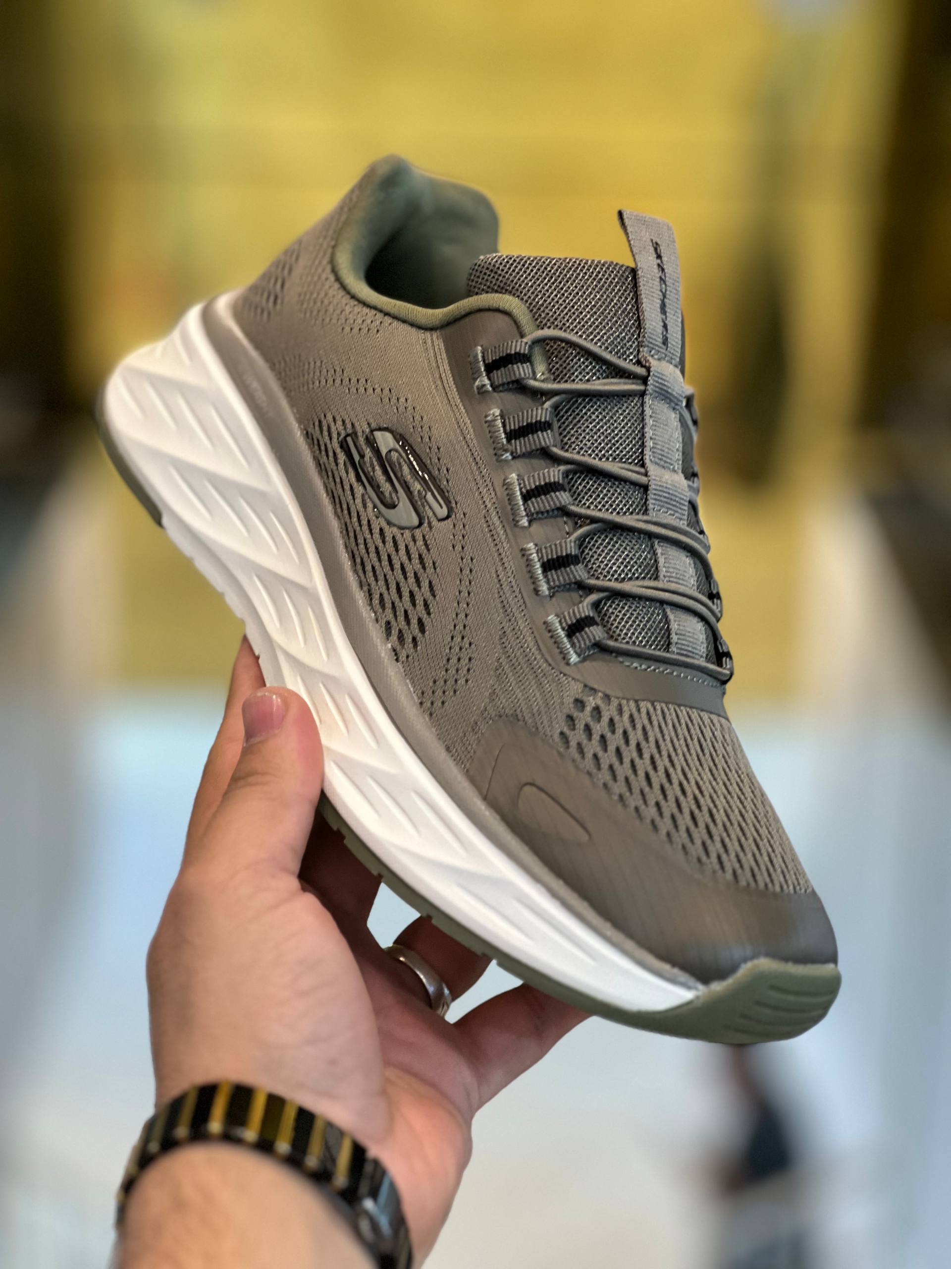 کتونی اسکیچرز ارچ فیت برزنتی ضد آب طبی و سبکSkechers Archfit Airmaxساخت ویتنام وارداتی سایز ۴۰ الی ۴۵ فروش تکی و عمده ضمانت کیفیت کالا