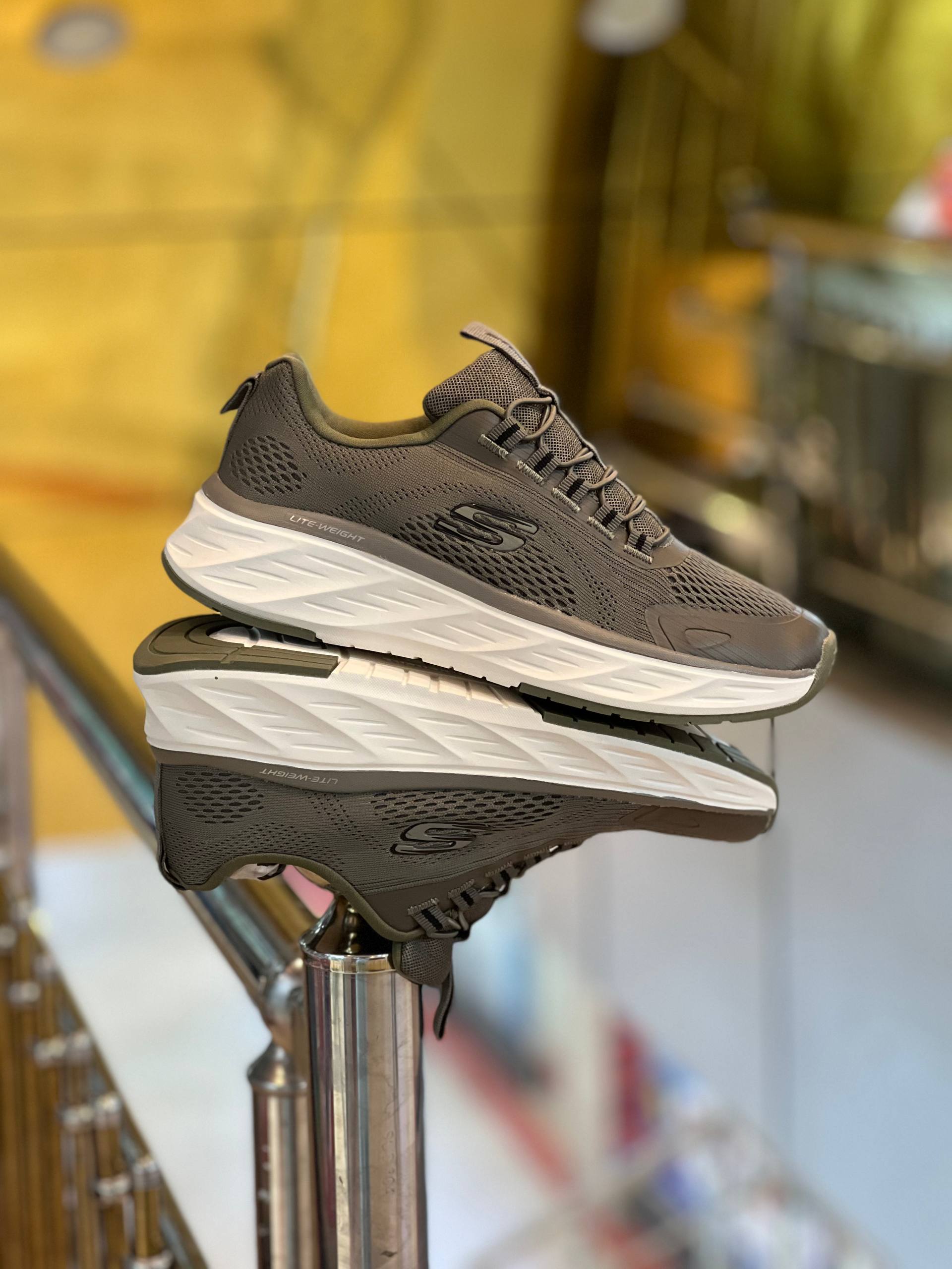 کتونی اسکیچرز ارچ فیت برزنتی ضد آب طبی و سبکSkechers Archfit Airmaxساخت ویتنام وارداتی سایز ۴۰ الی ۴۵ فروش تکی و عمده ضمانت کیفیت کالا