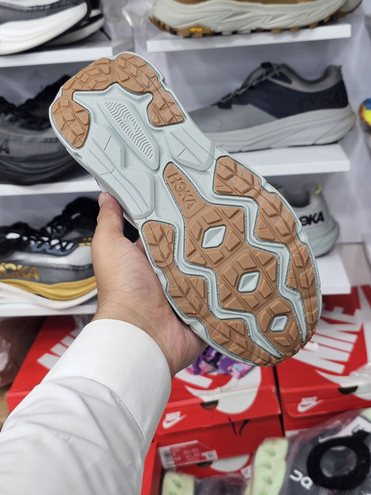 کتونی هوکا ترانسپورت مسترکوالیتی HOKA Transport goretexساخت ویتنام وارداتی زیره ویبرام ضد آب کیفیت عالی سایز 40 الی ۴۵فروش تکی و عمده ضمانت کیفیت کالا