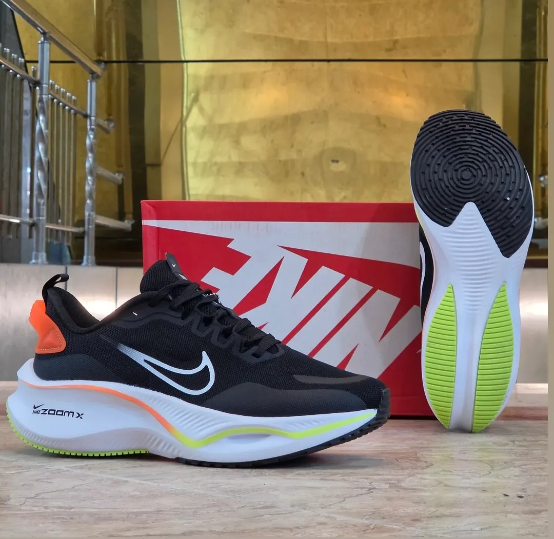 کتونی نایک لبخندی زوم ایکس Nike Zoom X ساخت ویتنام وارداتی سایز۴۰ الی ۴۵فروش تکی و عمده ضمانت کیفیت کالا