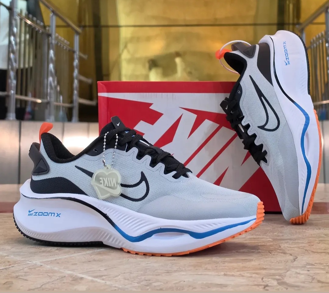 کتونی نایک لبخندی زوم ایکس Nike Zoom X ساخت ویتنام وارداتی سایز۴۰ الی ۴۵فروش تکی و عمده ضمانت کیفیت کالا