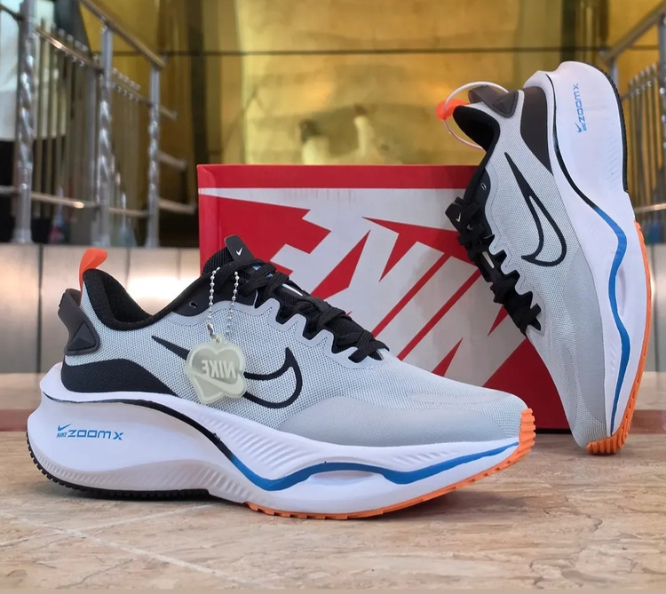 کتونی نایک لبخندی زوم ایکس Nike Zoom X ساخت ویتنام وارداتی سایز۴۰ الی ۴۵فروش تکی و عمده ضمانت کیفیت کالا