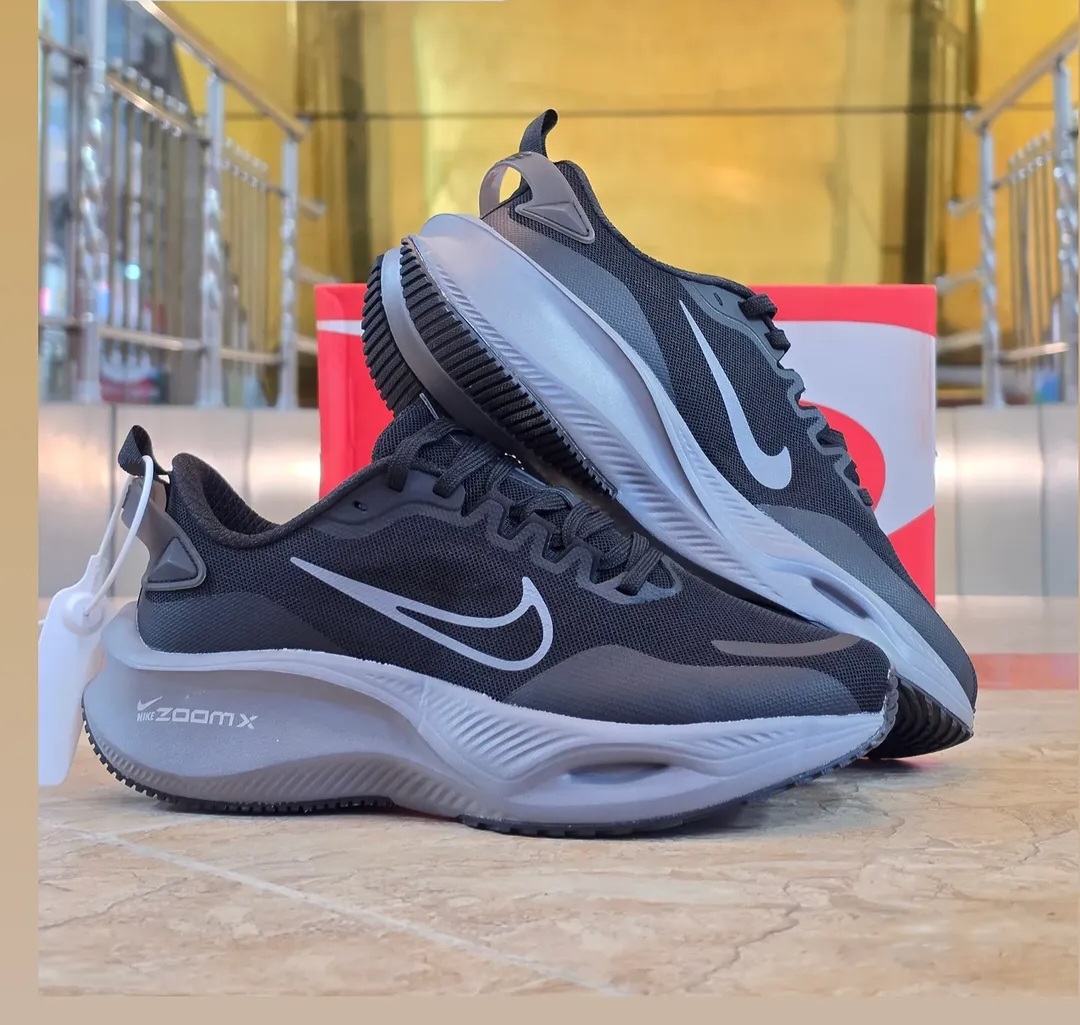 کتونی نایک لبخندی زوم ایکس Nike Zoom X ساخت ویتنام وارداتی سایز۴۰ الی ۴۵فروش تکی و عمده ضمانت کیفیت کالا