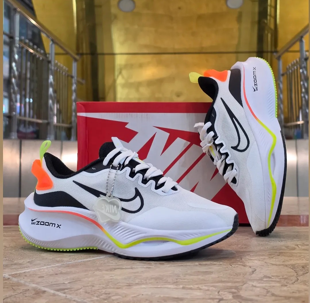 کتونی نایک لبخندی زوم ایکس Nike Zoom X ساخت ویتنام وارداتی سایز۴۰ الی ۴۵فروش تکی و عمده ضمانت کیفیت کالا