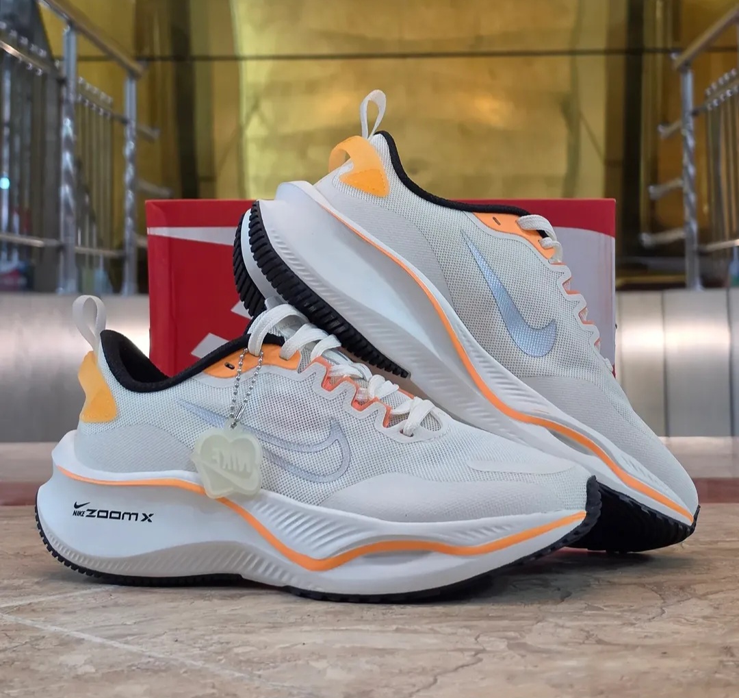 کتونی نایک لبخندی زوم ایکس Nike Zoom X ساخت ویتنام وارداتی سایز۳۷ الی ۴۰فروش تکی و عمده ضمانت کیفیت کالا
