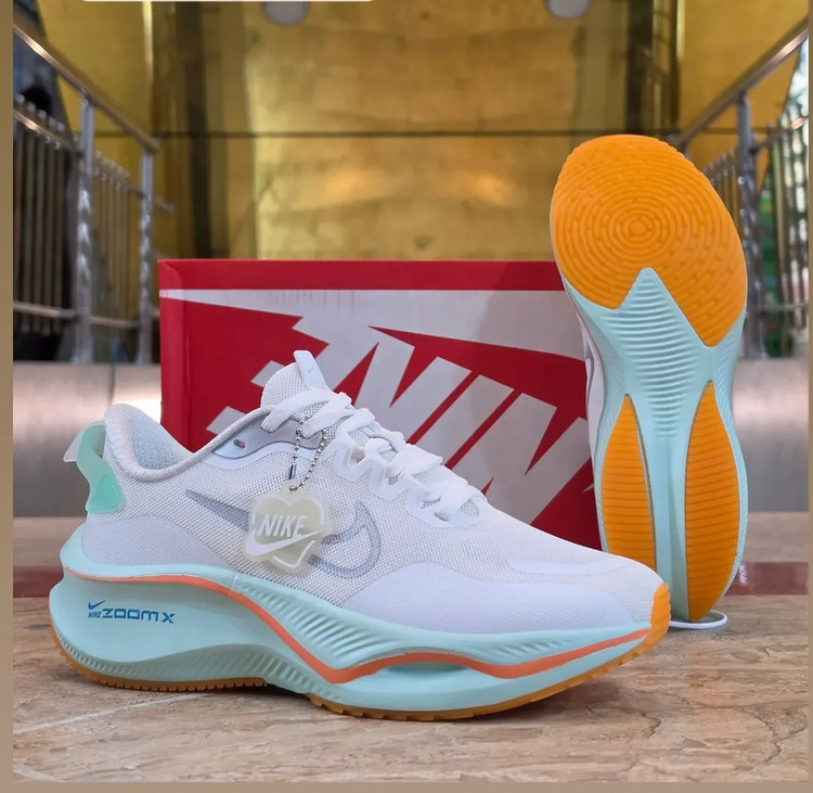 کتونی نایک لبخندی زوم ایکس Nike Zoom X ساخت ویتنام وارداتی سایز۳۷ الی ۴۰فروش تکی و عمده ضمانت کیفیت کالا