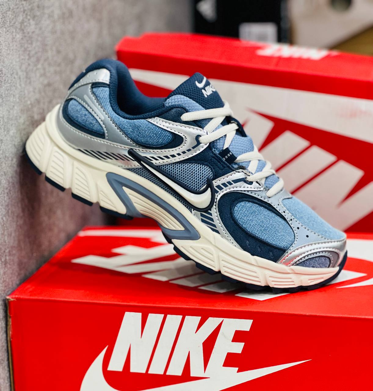کتونی نایک وی فایو کی مسترکوالیتی Nike v5k run ساخت ویتنام وارداتی سایز۳۷الی45 ست زنانه و مردانه ضمانت کیفیت کالا فروش تکی و عمده