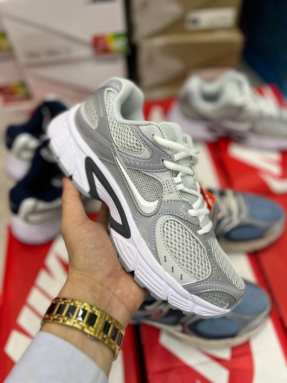 کتونی نایک وی فایو کی مسترکوالیتی Nike v5k run ساخت ویتنام وارداتی سایز۳۷الی45 ست زنانه و مردانه ضمانت کیفیت کالا فروش تکی و عمده