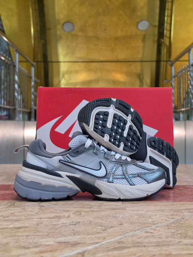کتونی نایک وی تو کی مسترکوالیتی Nike V2k Runساخت ویتنام وارداتی سایز ۳۸الی۴۵ فروش تکی و عمده پایین ترین قیمت ضمانت اصالت کالا بالاترین کیفیت مسترکوالیتی درجه ۱