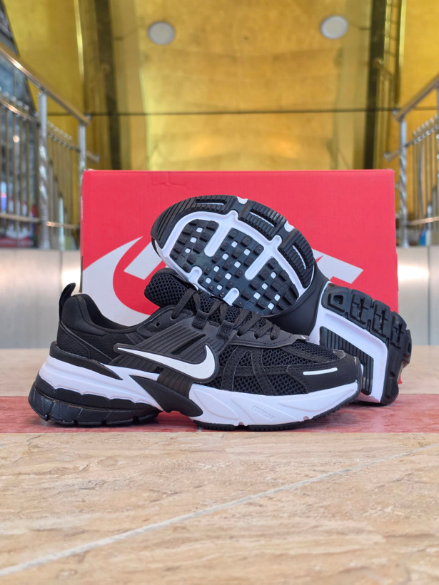 کتونی نایک وی تو کی مسترکوالیتی Nike V2k Runساخت ویتنام وارداتی سایز ۳۸الی۴۵ فروش تکی و عمده پایین ترین قیمت ضمانت اصالت کالا بالاترین کیفیت مسترکوالیتی درجه ۱