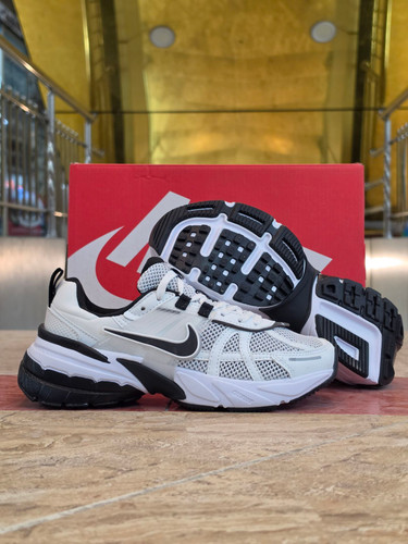 کتونی نایک وی تو کی مسترکوالیتی Nike V2k Runساخت ویتنام وارداتی سایز ۳۸الی۴۵ فروش تکی و عمده پایین ترین قیمت ضمانت اصالت کالا بالاترین کیفیت مسترکوالیتی درجه ۱