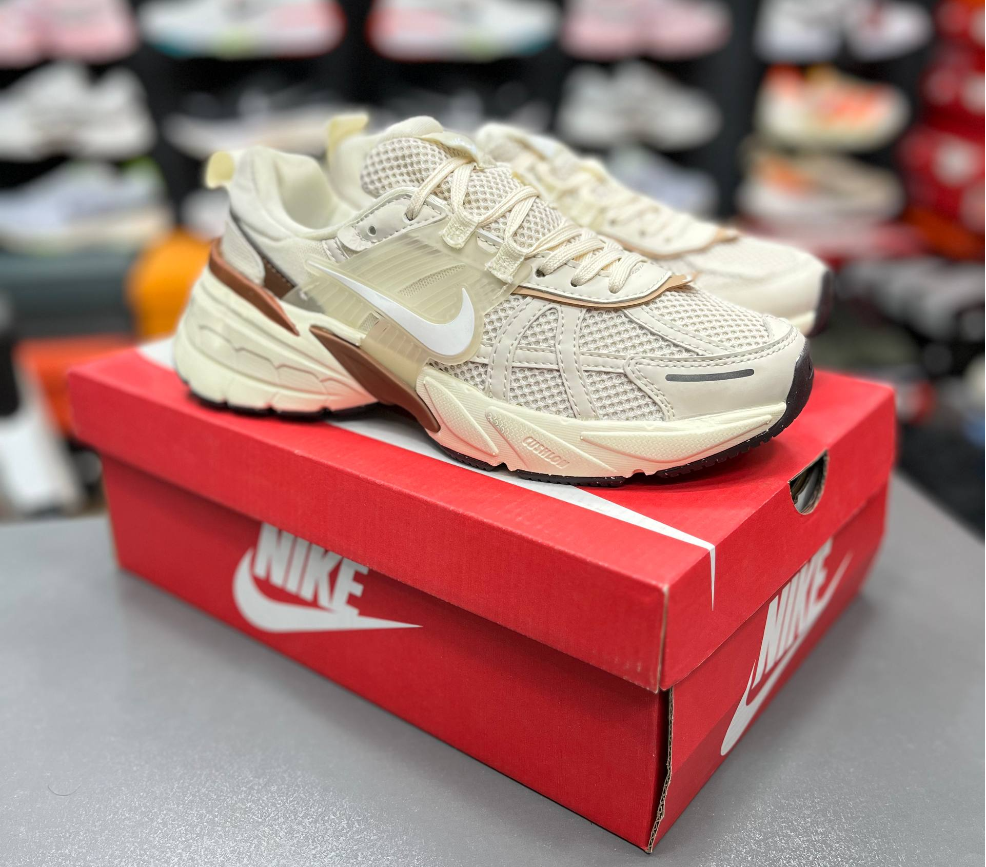 کتونی نایک وی تو کی مسترکوالیتی Nike V2k Runساخت ویتنام وارداتی سایز ۳۸الی۴۵ فروش تکی و عمده پایین ترین قیمت ضمانت اصالت کالا بالاترین کیفیت مسترکوالیتی درجه ۱