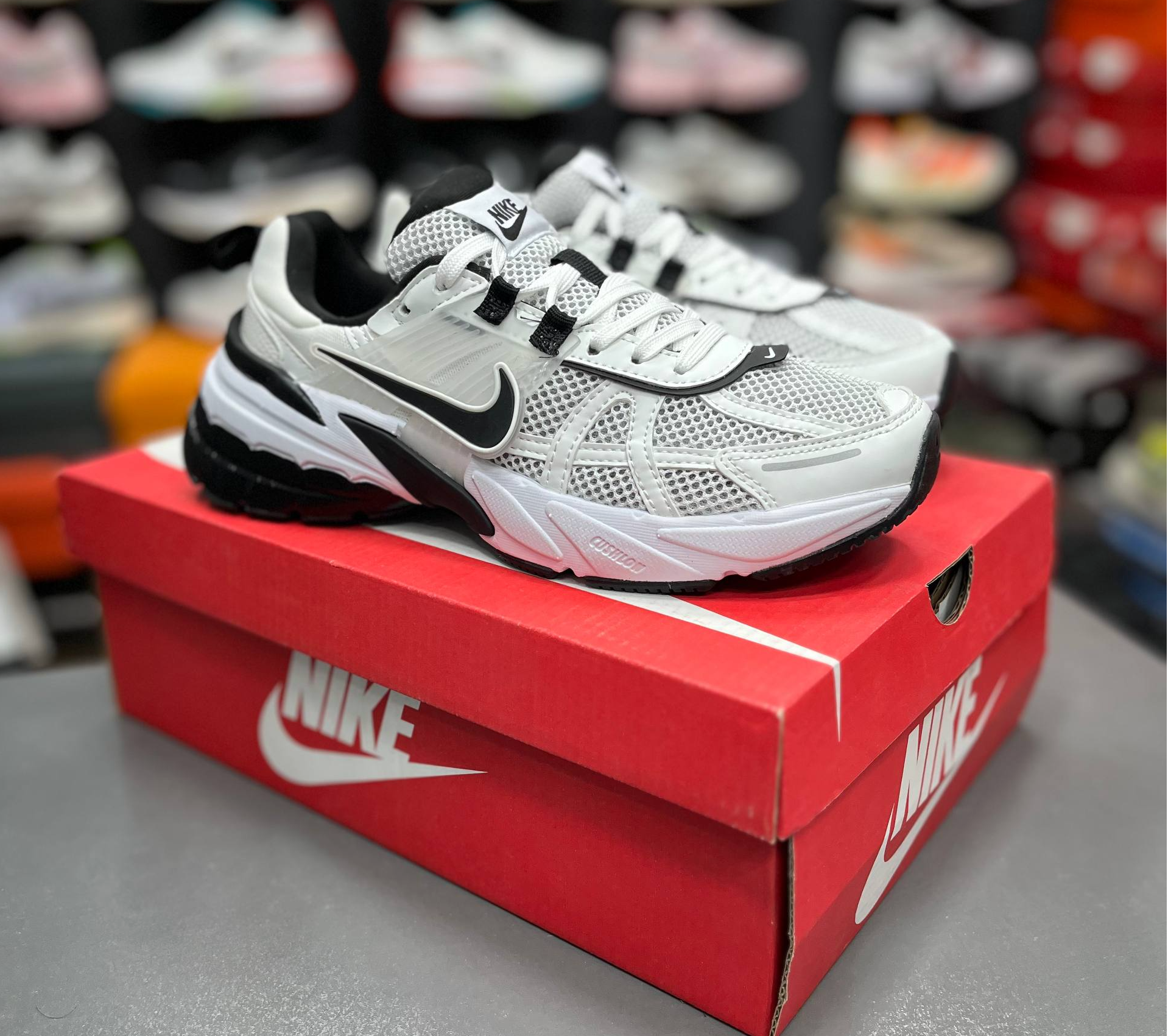 کتونی نایک وی تو کی مسترکوالیتی Nike V2k Runساخت ویتنام وارداتی سایز ۳۸الی۴۵ فروش تکی و عمده پایین ترین قیمت ضمانت اصالت کالا بالاترین کیفیت مسترکوالیتی درجه ۱