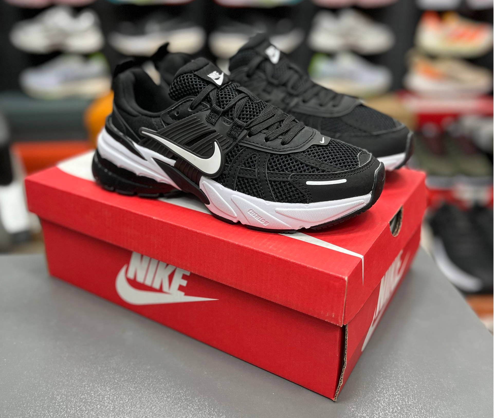 کتونی نایک وی تو کی مسترکوالیتی Nike V2k Runساخت ویتنام وارداتی سایز ۳۸الی۴۵ فروش تکی و عمده پایین ترین قیمت ضمانت اصالت کالا بالاترین کیفیت مسترکوالیتی درجه ۱