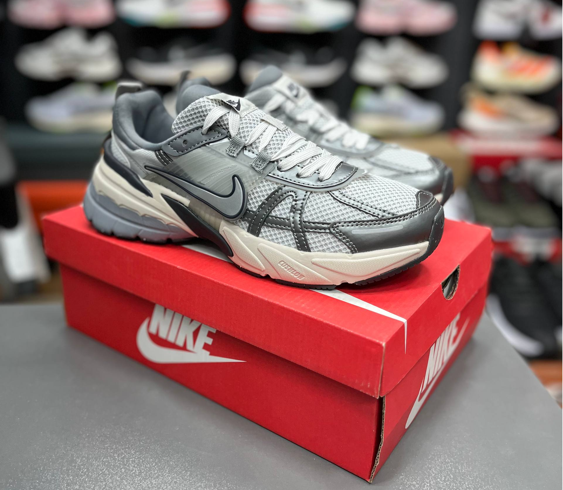 کتونی نایک وی تو کی مسترکوالیتی Nike V2k Runساخت ویتنام وارداتی سایز ۳۸الی۴۵ فروش تکی و عمده پایین ترین قیمت ضمانت اصالت کالا بالاترین کیفیت مسترکوالیتی درجه ۱