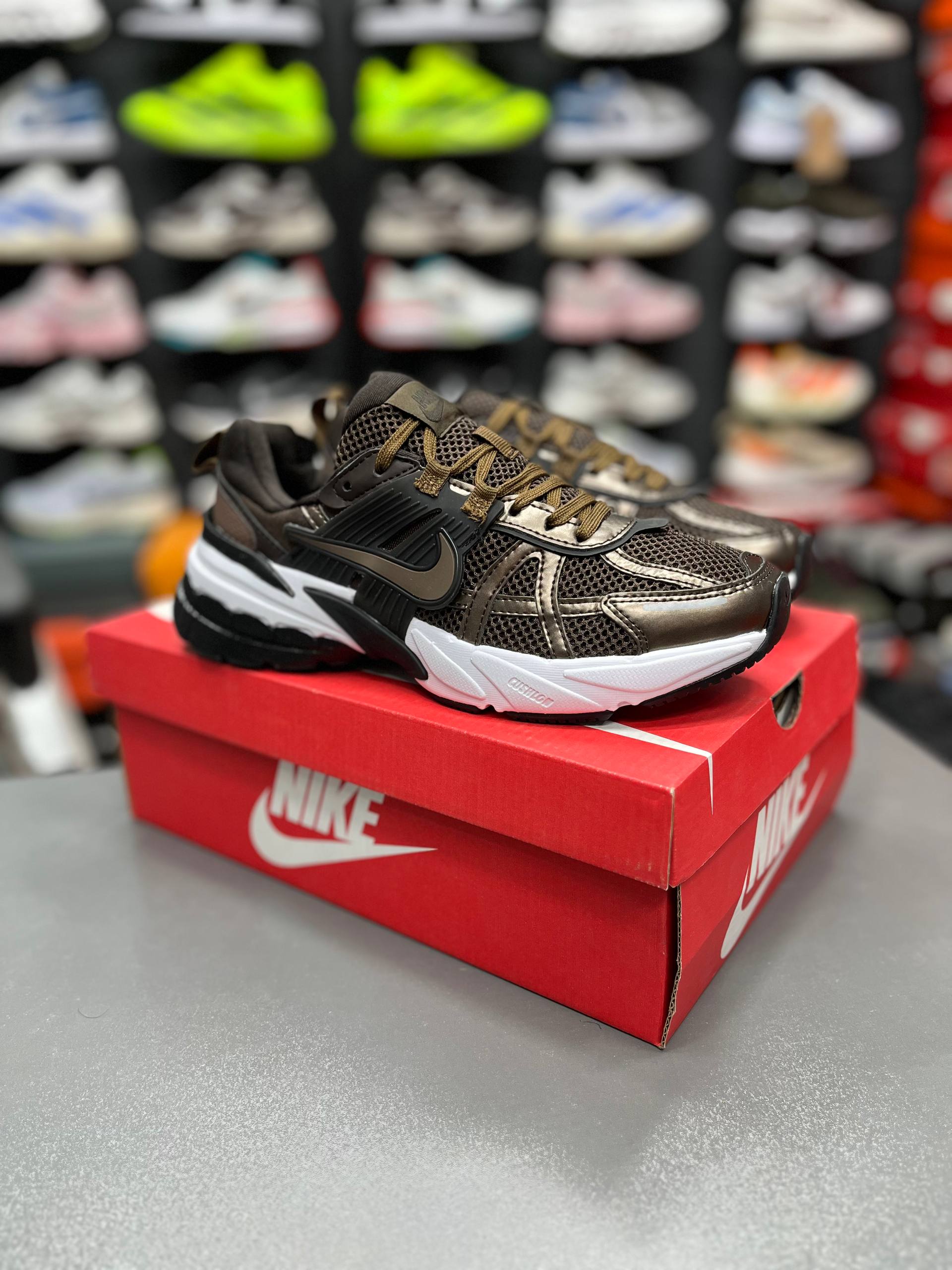کتونی نایک وی تو کی مسترکوالیتی Nike V2k Runساخت ویتنام وارداتی سایز ۳۸الی۴۵ فروش تکی و عمده پایین ترین قیمت ضمانت اصالت کالا بالاترین کیفیت مسترکوالیتی درجه ۱