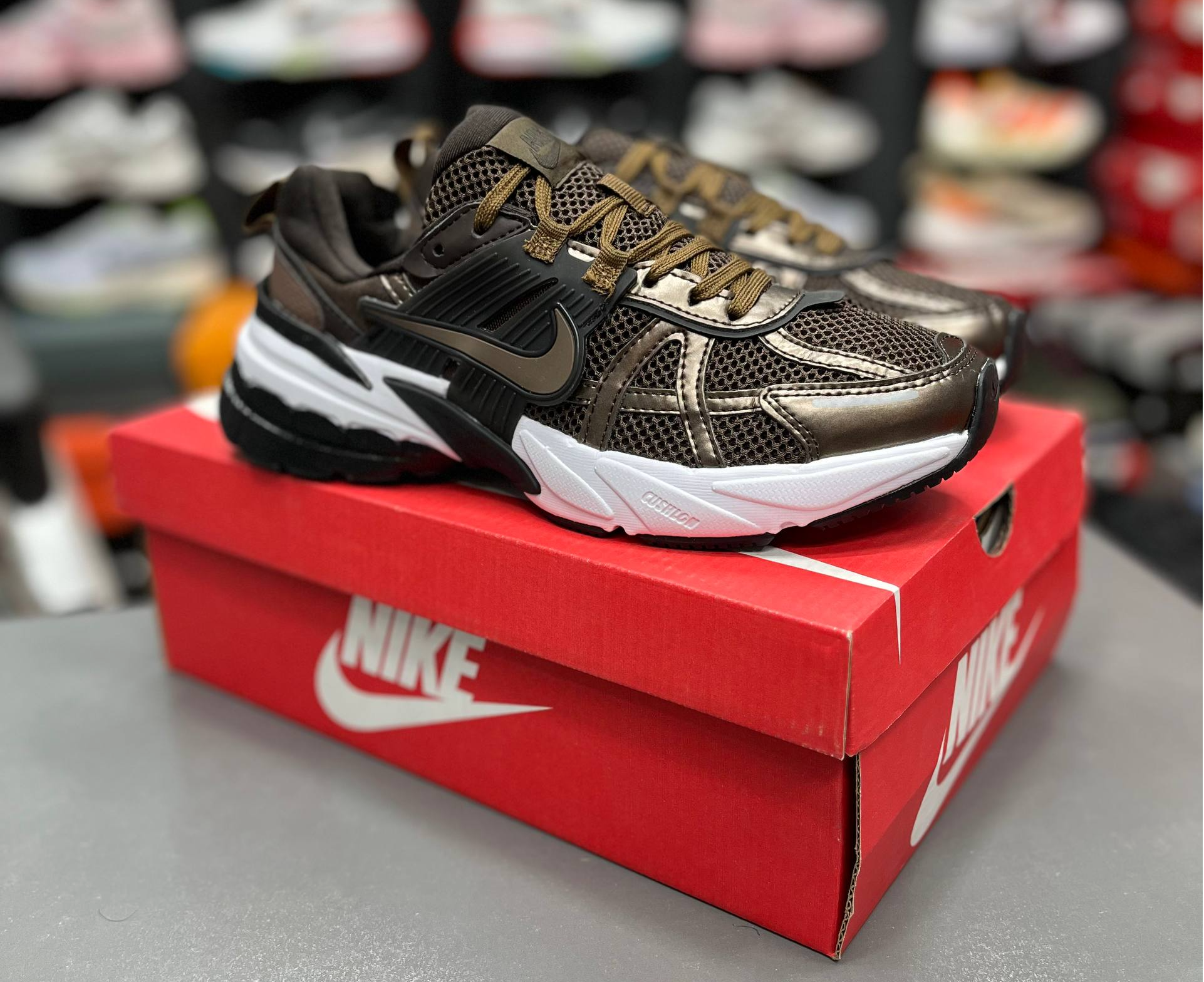 کتونی نایک وی تو کی مسترکوالیتی Nike V2k Runساخت ویتنام وارداتی سایز ۳۸الی۴۵ فروش تکی و عمده پایین ترین قیمت ضمانت اصالت کالا بالاترین کیفیت مسترکوالیتی درجه ۱