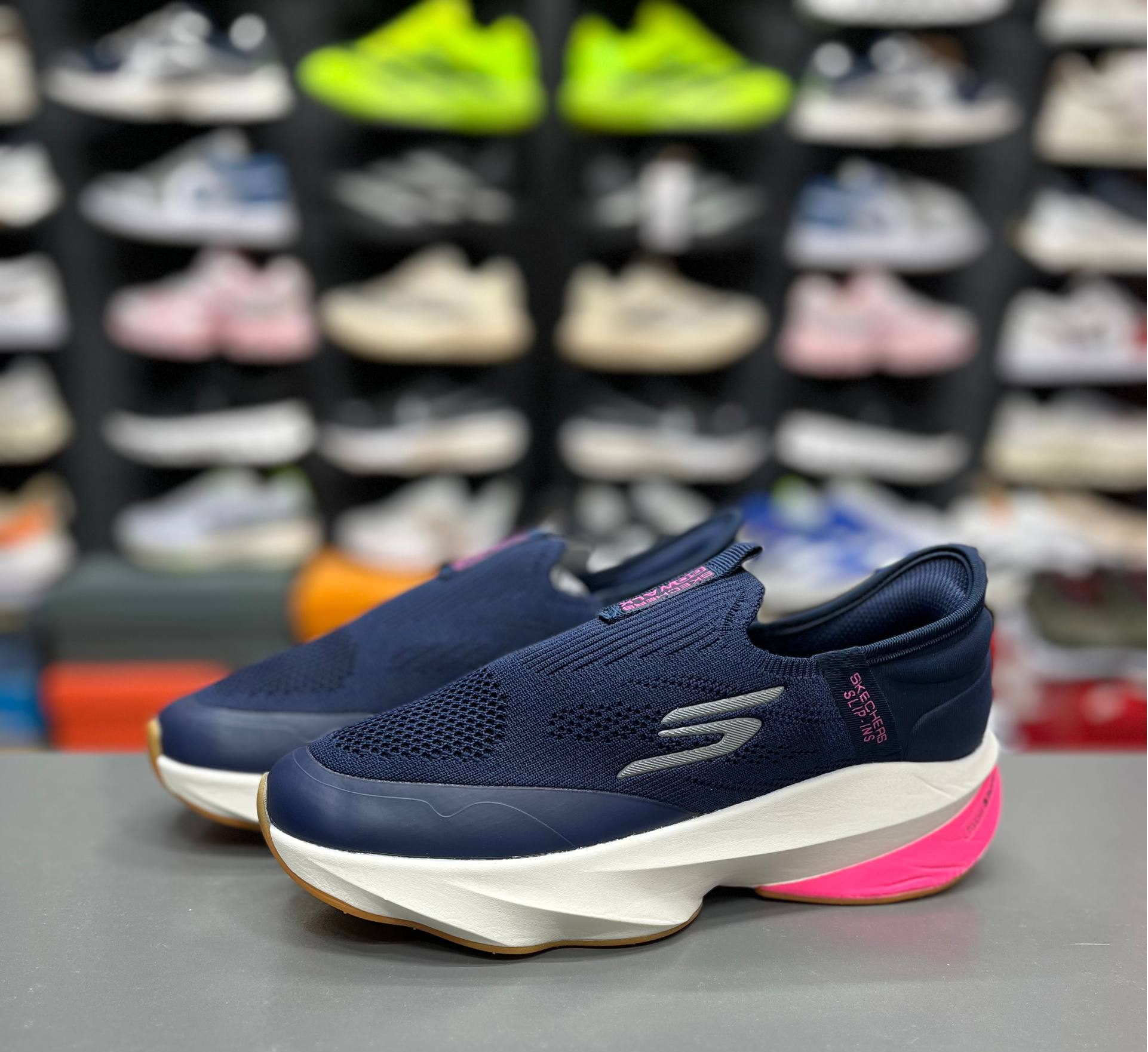 کتونی اسکیچرز گو والک مسترکوالیتیSkechers go walkساخت ویتنام وارداتی مخصوص پیاده روی و روز مرگی سایز ۳۷الی۴۰اسکیچرز طبی و راحت ضمانت اصالت کالا بالاترین کیفیت پایین ترین قیمت