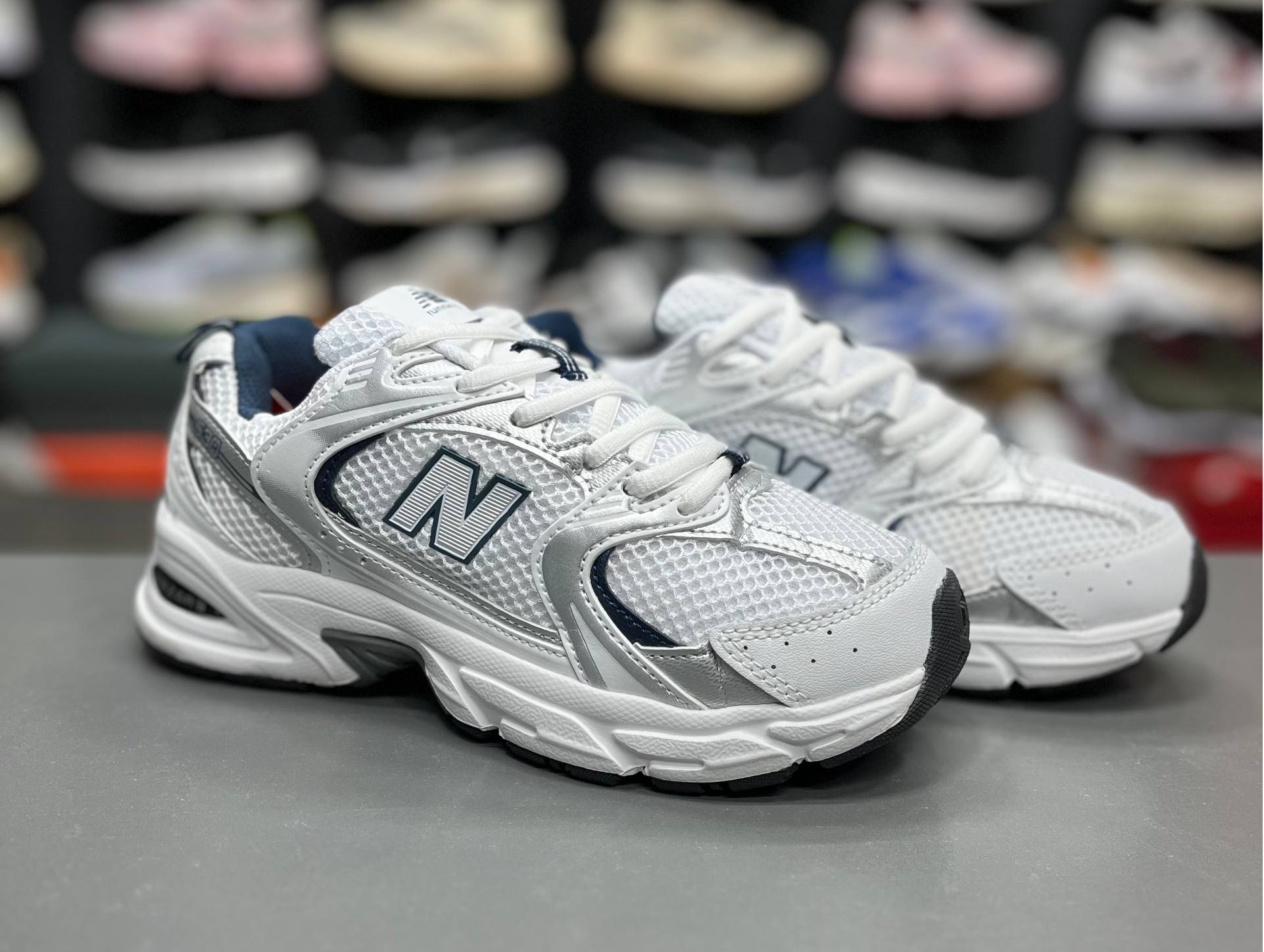 کتونی وارداتی نیوبالانس ۵۳۰ مسترکوالیتی Newbalance 530ساخت ویتنام پیاده رویی و روزمره سایز۳۷ الی ۴۵ ست پرفروش زنانه و مردانه کتونی نیوبالانس۵۳۰ فروش تکی و عمده ضمانت کیفیت کالا
