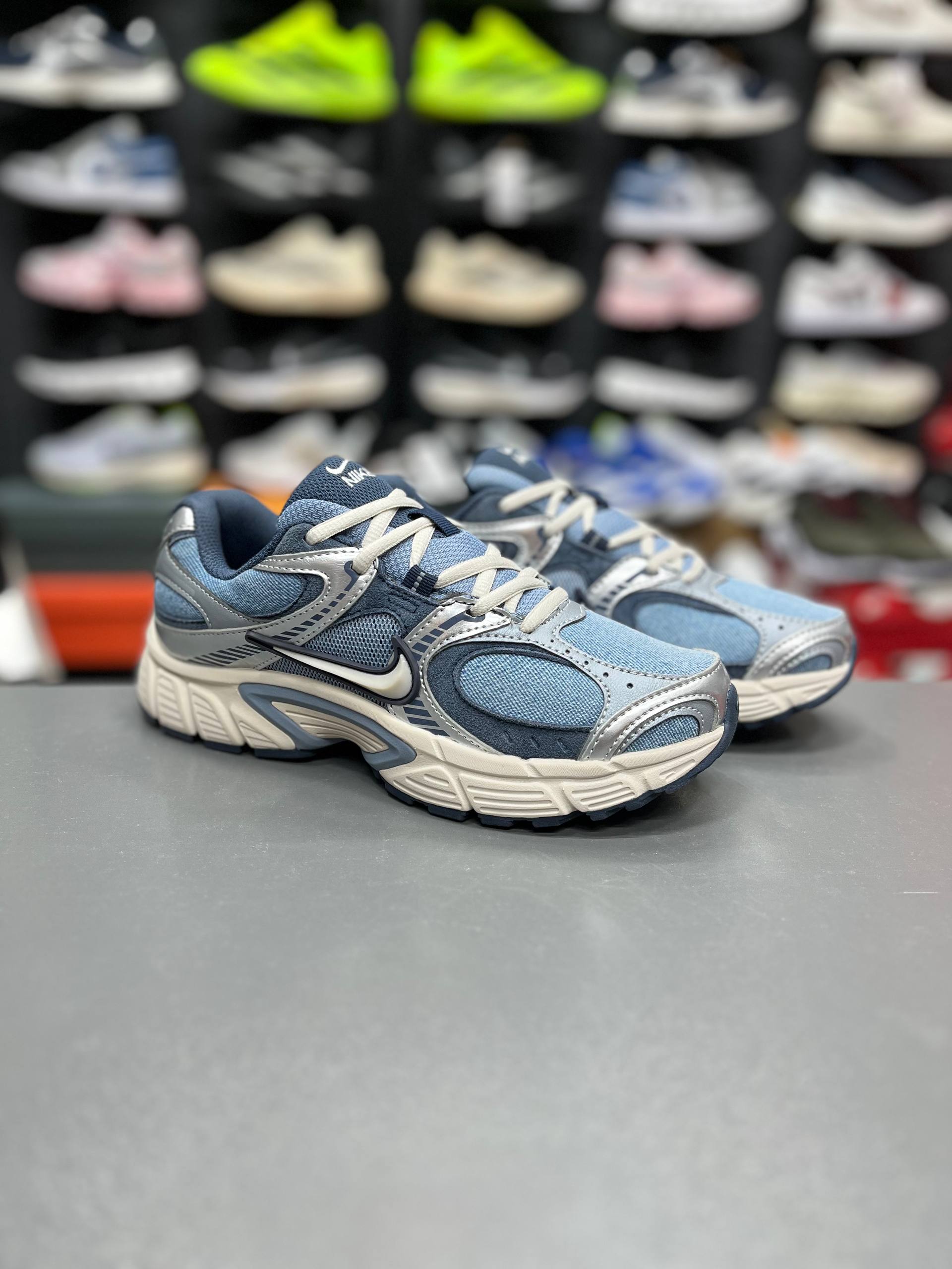 کتونی وارداتی نایک وی فایو کی مسترکوالیتی Nike v5k runساخت ویتنام وارداتی سایز۳۷الی45ست جذاب زنانه و مردانه نایک V5kضمانت کیفیت کالا فروش تکی و عمده