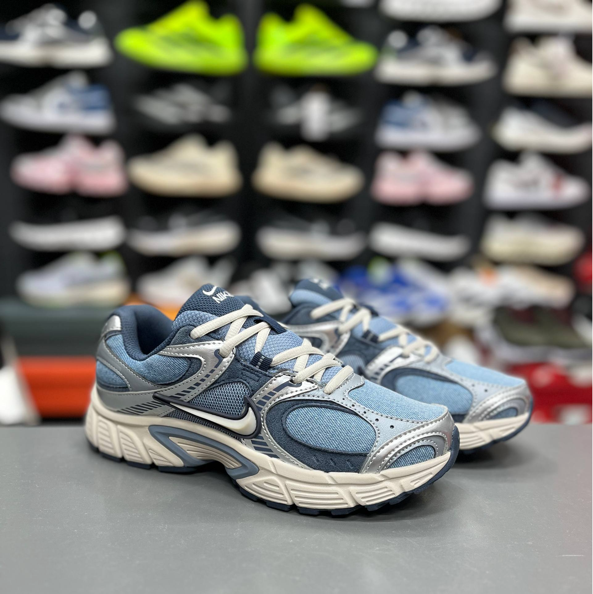 کتونی وارداتی نایک وی فایو کی مسترکوالیتی Nike v5k runساخت ویتنام وارداتی سایز۳۷الی45ست جذاب زنانه و مردانه نایک V5kضمانت کیفیت کالا فروش تکی و عمده