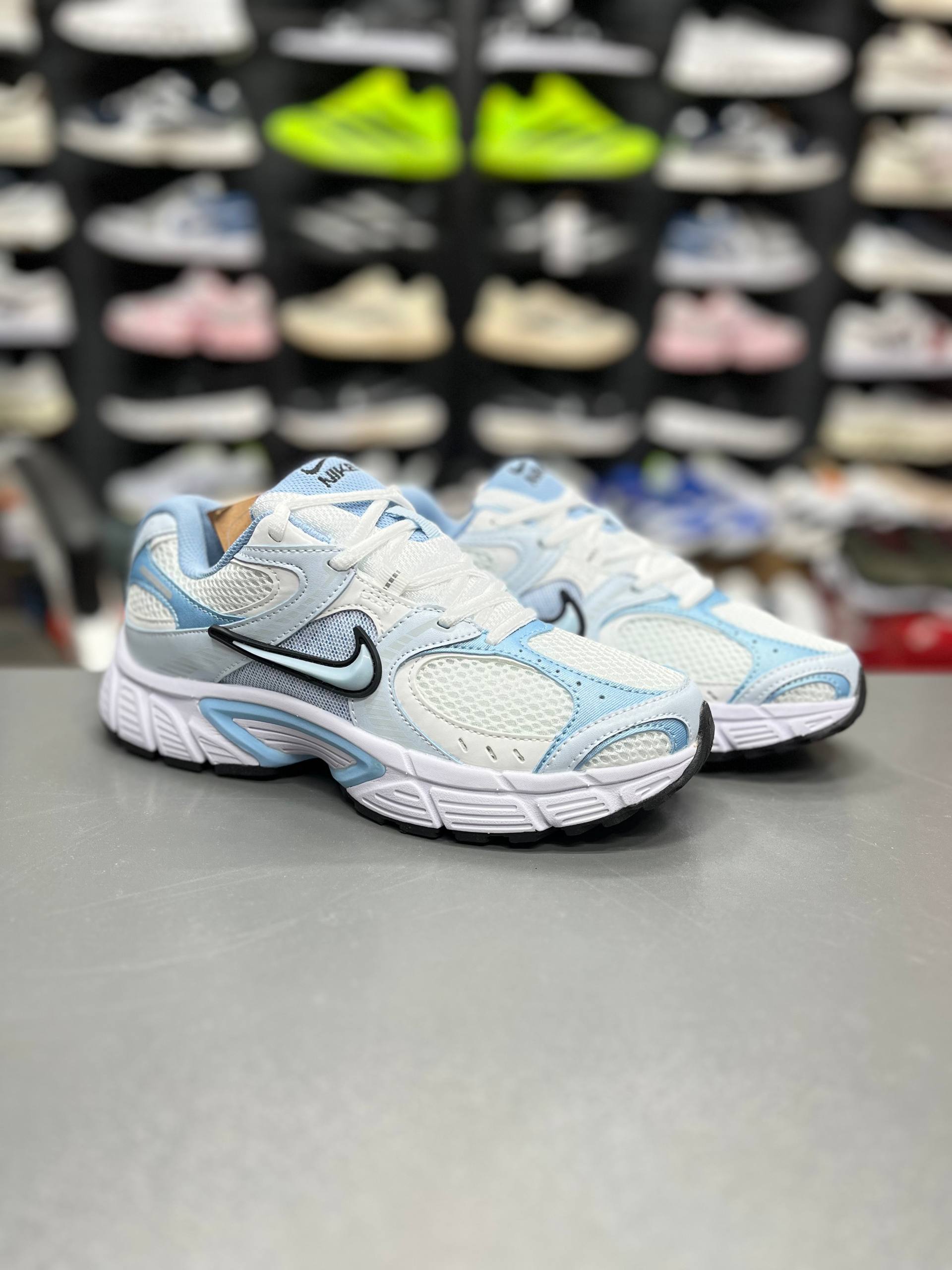 کتونی وارداتی نایک وی فایو کی مسترکوالیتی Nike v5k runساخت ویتنام وارداتی سایز۳۷الی45ست جذاب زنانه و مردانه نایک V5kضمانت کیفیت کالا فروش تکی و عمده