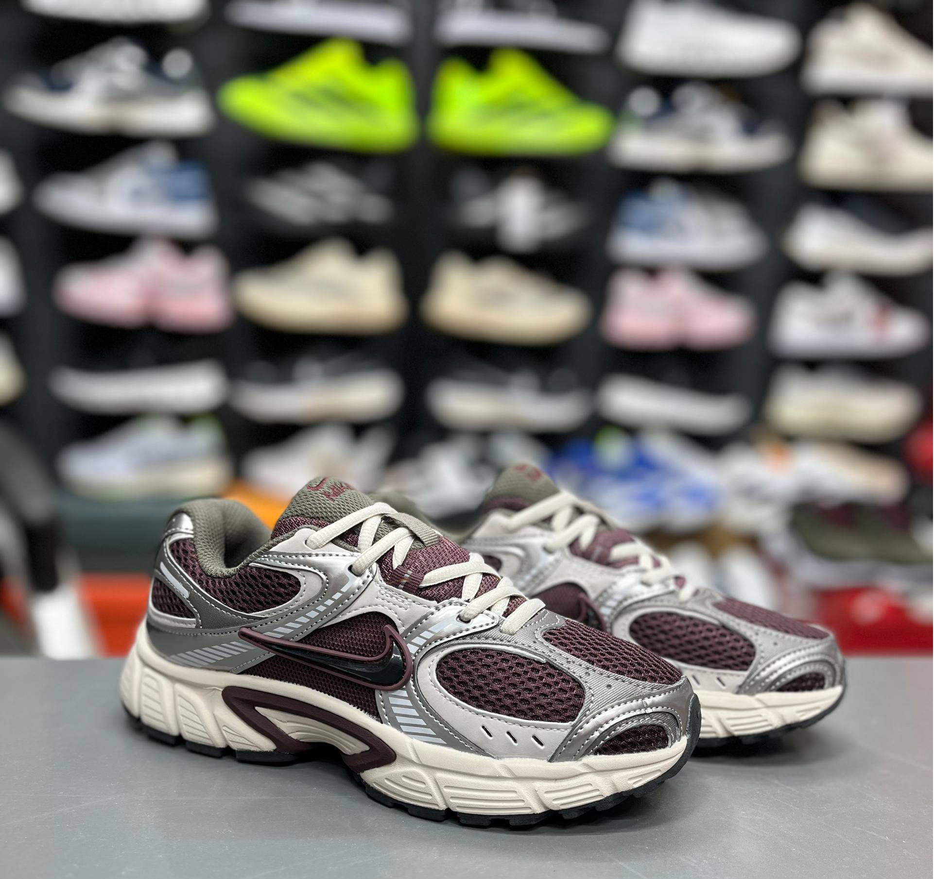 کتونی وارداتی نایک وی فایو کی مسترکوالیتی Nike v5k runساخت ویتنام وارداتی سایز۳۷الی45ست جذاب زنانه و مردانه نایک V5kضمانت کیفیت کالا فروش تکی و عمده