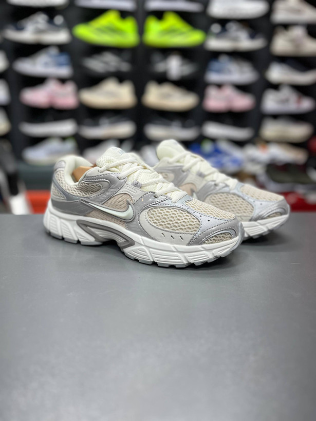 کتونی وارداتی نایک وی فایو کی مسترکوالیتی Nike v5k runساخت ویتنام وارداتی سایز۳۷الی45ست جذاب زنانه و مردانه نایک V5kضمانت کیفیت کالا فروش تکی و عمده