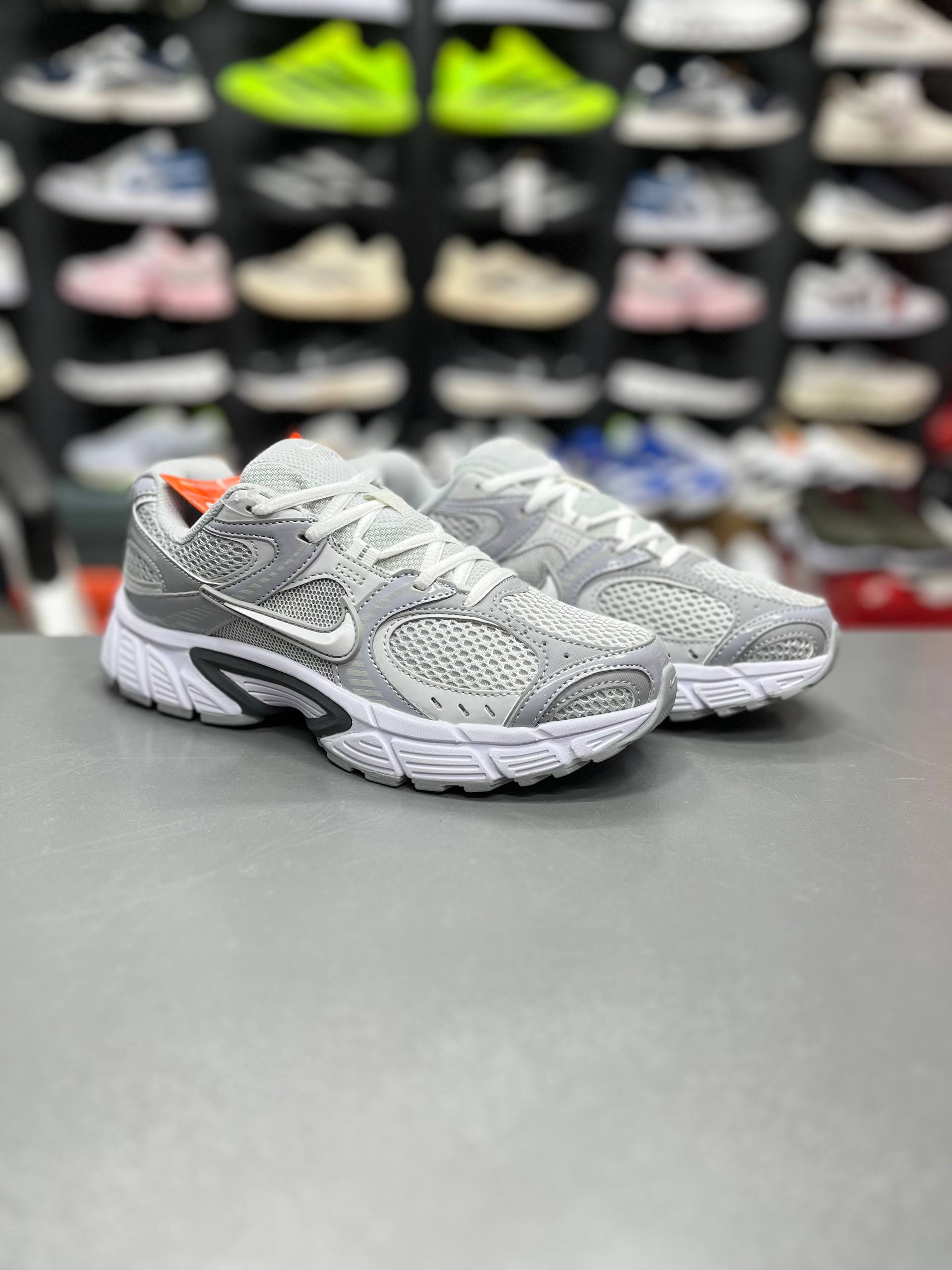 کتونی وارداتی نایک وی فایو کی مسترکوالیتی Nike v5k runساخت ویتنام وارداتی سایز۳۷الی45ست جذاب زنانه و مردانه نایک V5kضمانت کیفیت کالا فروش تکی و عمده
