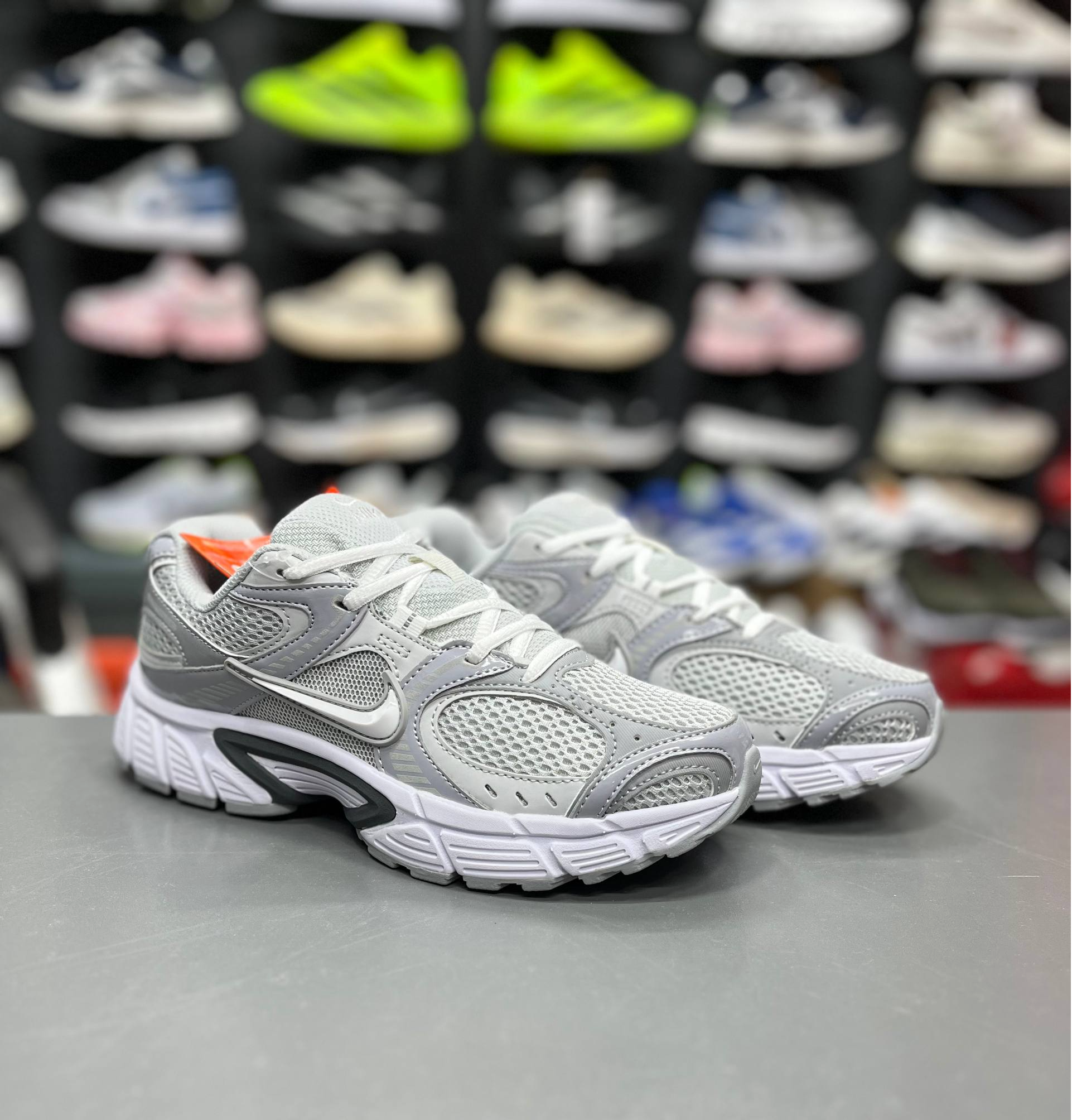 کتونی وارداتی نایک وی فایو کی مسترکوالیتی Nike v5k runساخت ویتنام وارداتی سایز۳۷الی45ست جذاب زنانه و مردانه نایک V5kضمانت کیفیت کالا فروش تکی و عمده