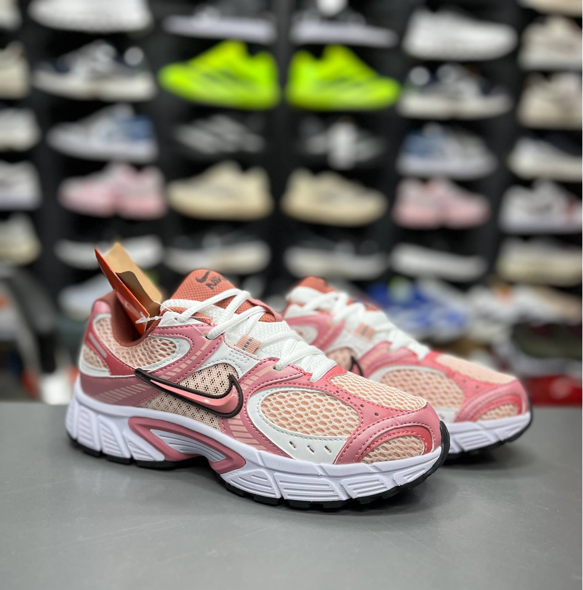 کتونی وارداتی نایک وی فایو کی مسترکوالیتی Nike v5k runساخت ویتنام وارداتی سایز۳۷الی45ست جذاب زنانه و مردانه نایک V5kضمانت کیفیت کالا فروش تکی و عمده