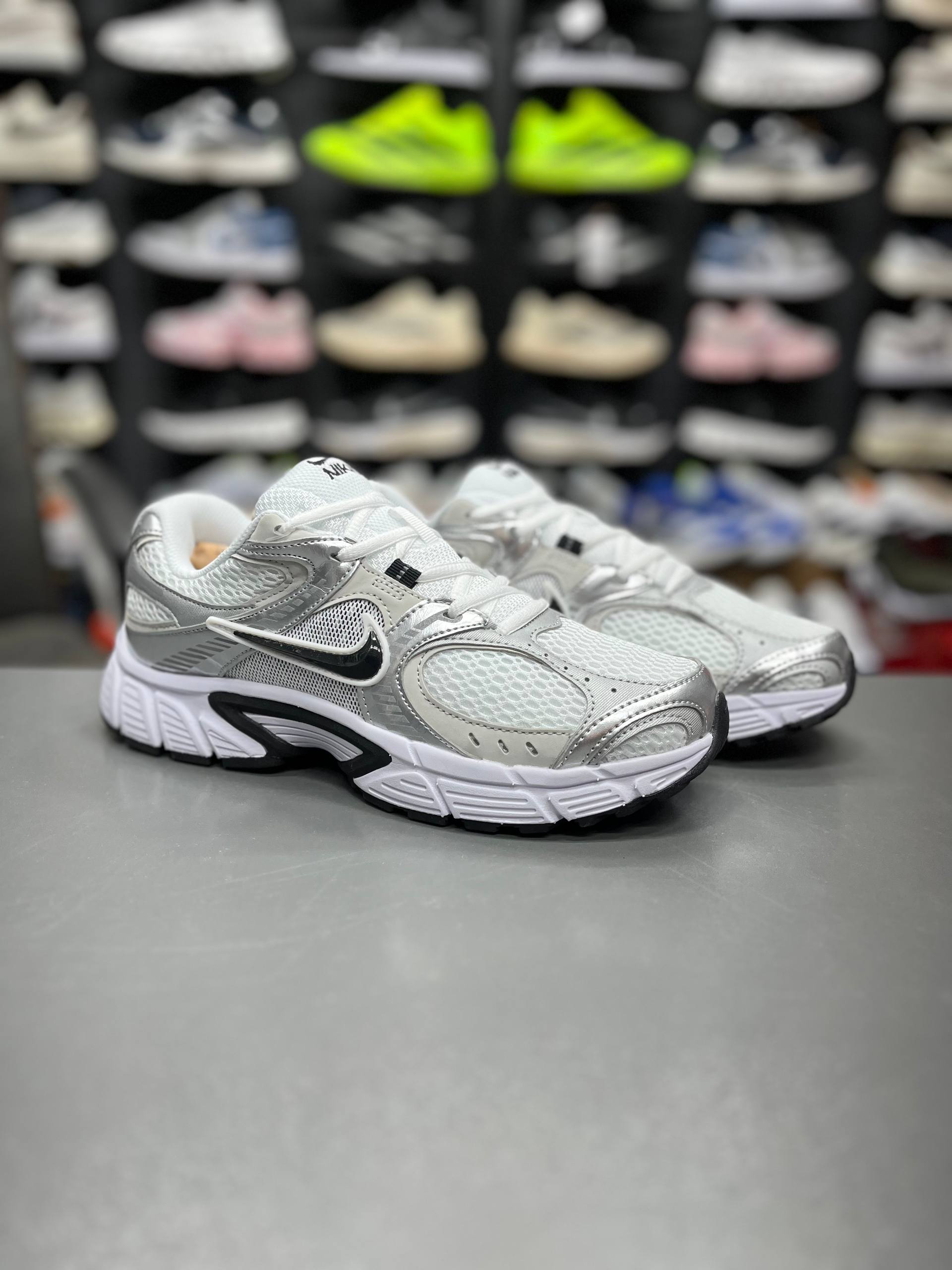 کتونی وارداتی نایک وی فایو کی مسترکوالیتی Nike v5k runساخت ویتنام وارداتی سایز۳۷الی45ست جذاب زنانه و مردانه نایک V5kضمانت کیفیت کالا فروش تکی و عمده