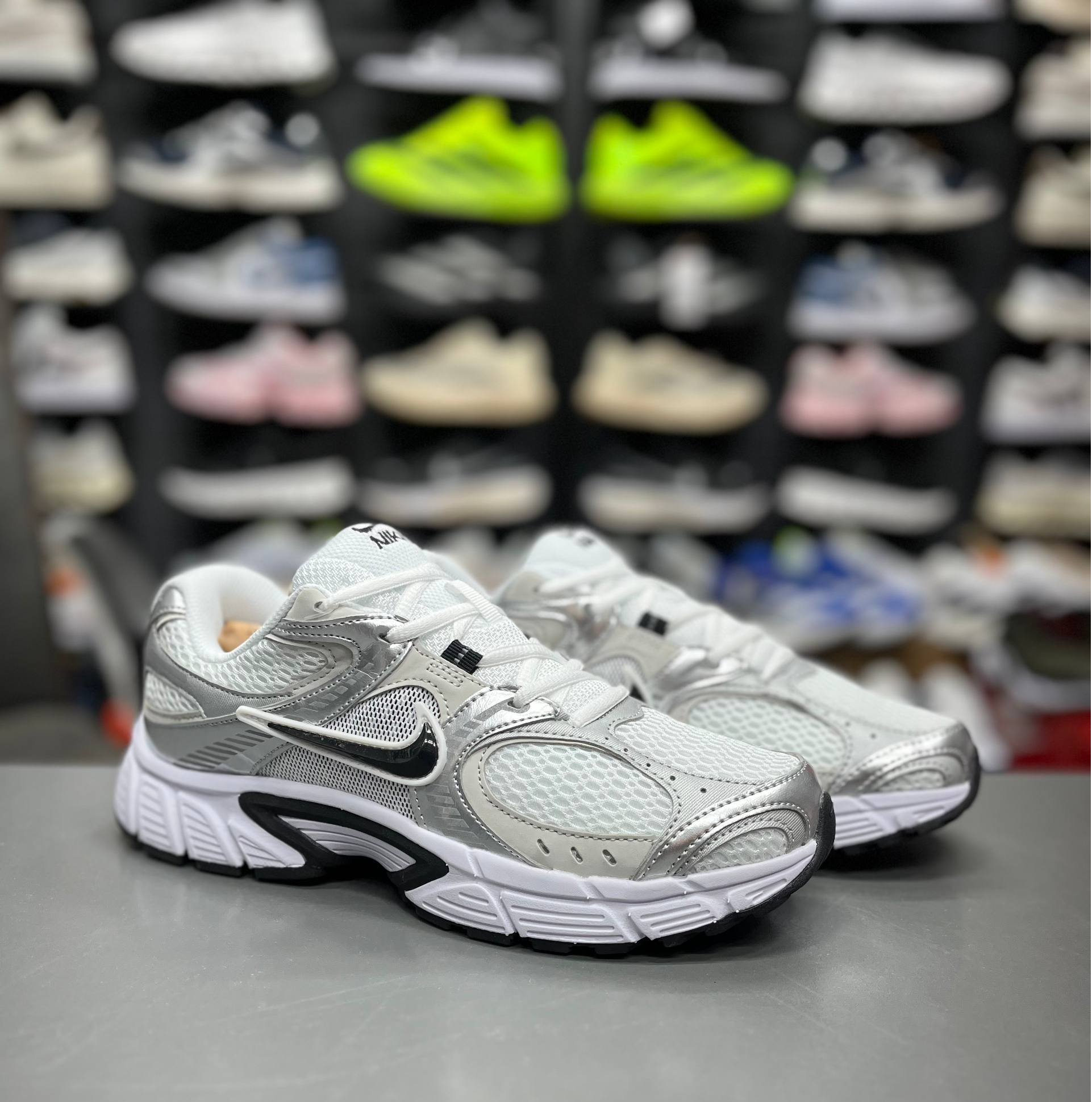 کتونی وارداتی نایک وی فایو کی مسترکوالیتی Nike v5k runساخت ویتنام وارداتی سایز۳۷الی45ست جذاب زنانه و مردانه نایک V5kضمانت کیفیت کالا فروش تکی و عمده