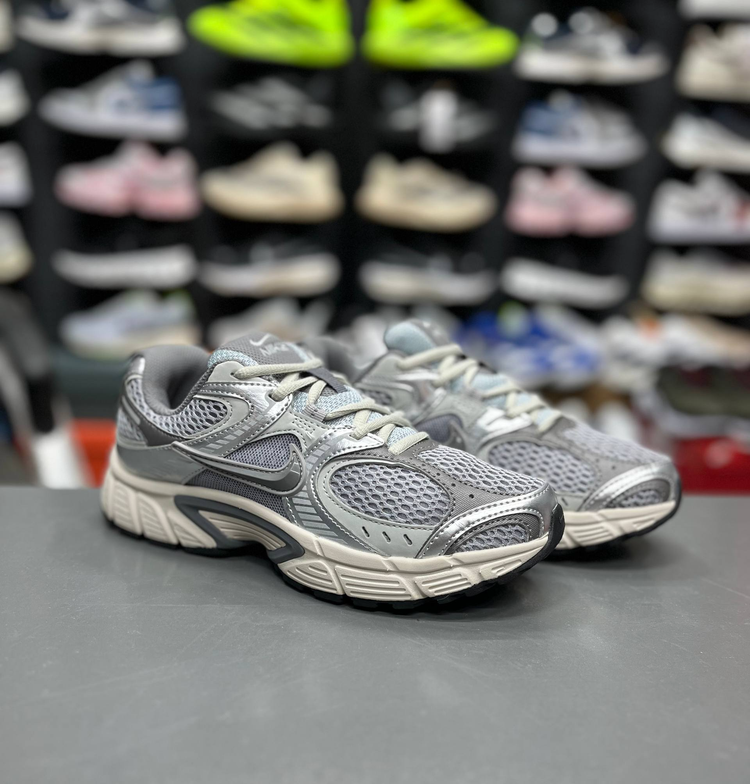 کتونی وارداتی نایک وی فایو کی مسترکوالیتی Nike v5k runساخت ویتنام وارداتی سایز۳۷الی45ست جذاب زنانه و مردانه نایک V5kضمانت کیفیت کالا فروش تکی و عمده