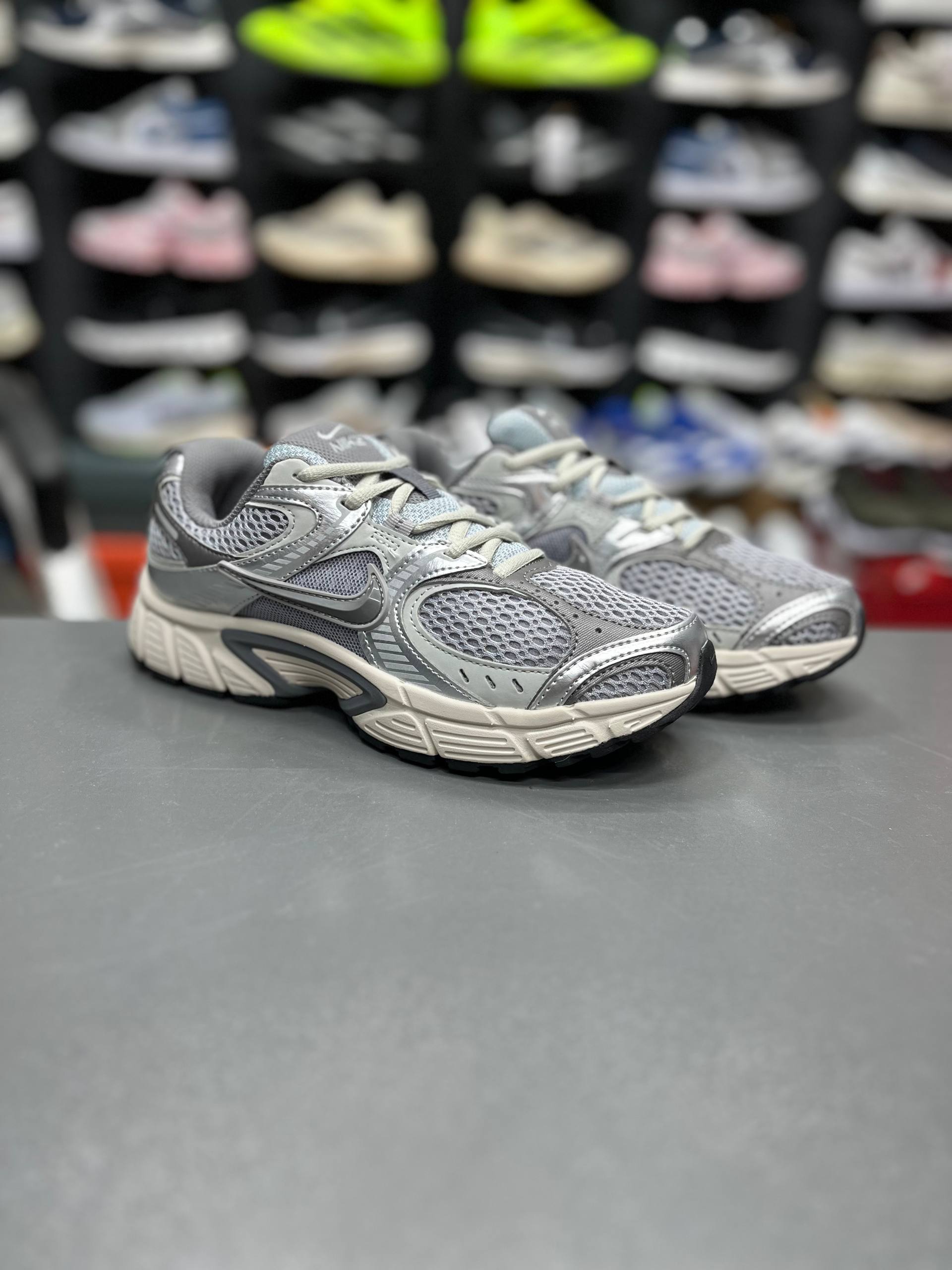 کتونی وارداتی نایک وی فایو کی مسترکوالیتی Nike v5k runساخت ویتنام وارداتی سایز۳۷الی45ست جذاب زنانه و مردانه نایک V5kضمانت کیفیت کالا فروش تکی و عمده