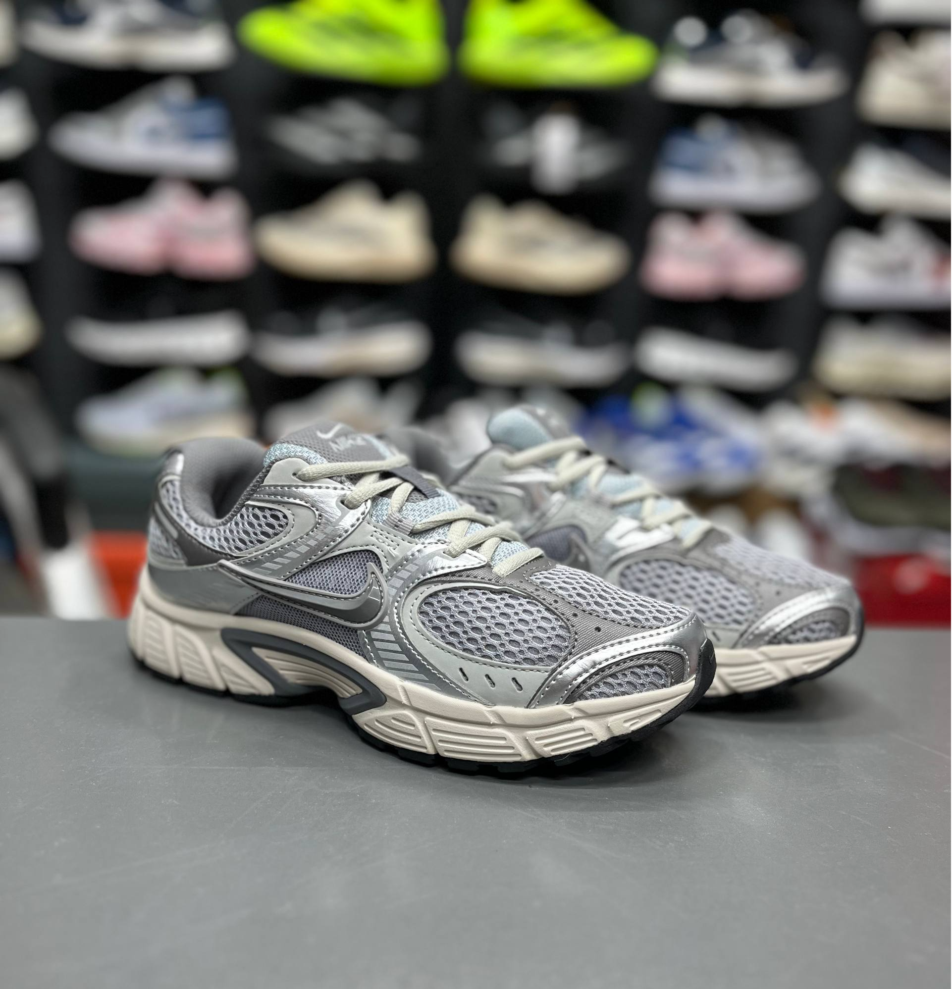 کتونی وارداتی نایک وی فایو کی مسترکوالیتی Nike v5k runساخت ویتنام وارداتی سایز۳۷الی45ست جذاب زنانه و مردانه نایک V5kضمانت کیفیت کالا فروش تکی و عمده