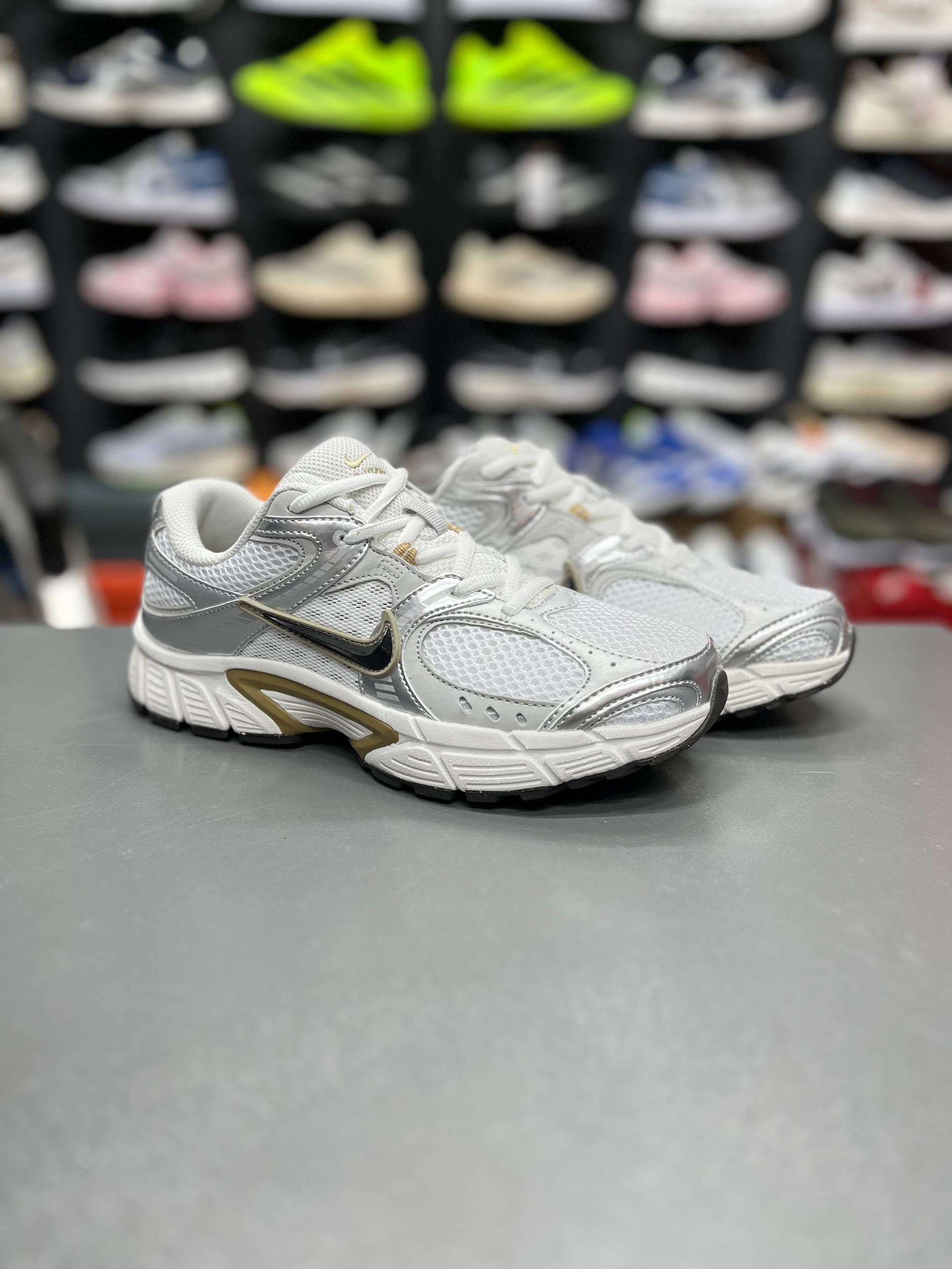 کتونی وارداتی نایک وی فایو کی مسترکوالیتی Nike v5k runساخت ویتنام وارداتی سایز۳۷الی45ست جذاب زنانه و مردانه نایک V5kضمانت کیفیت کالا فروش تکی و عمده