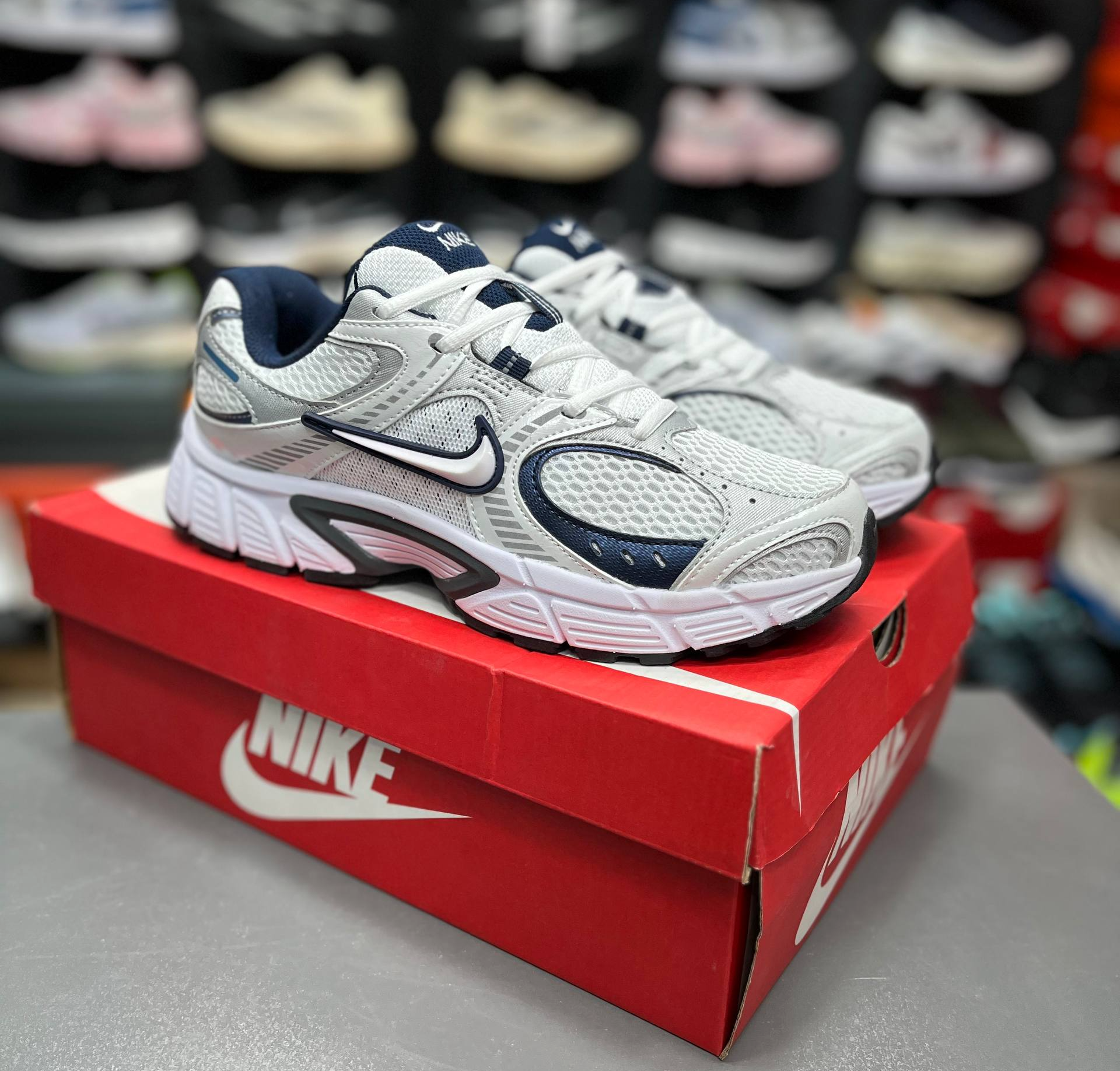 کتونی وارداتی نایک وی فایو کی مسترکوالیتی Nike v5k runساخت ویتنام وارداتی سایز۳۷الی45ست جذاب زنانه و مردانه نایک V5kضمانت کیفیت کالا فروش تکی و عمده