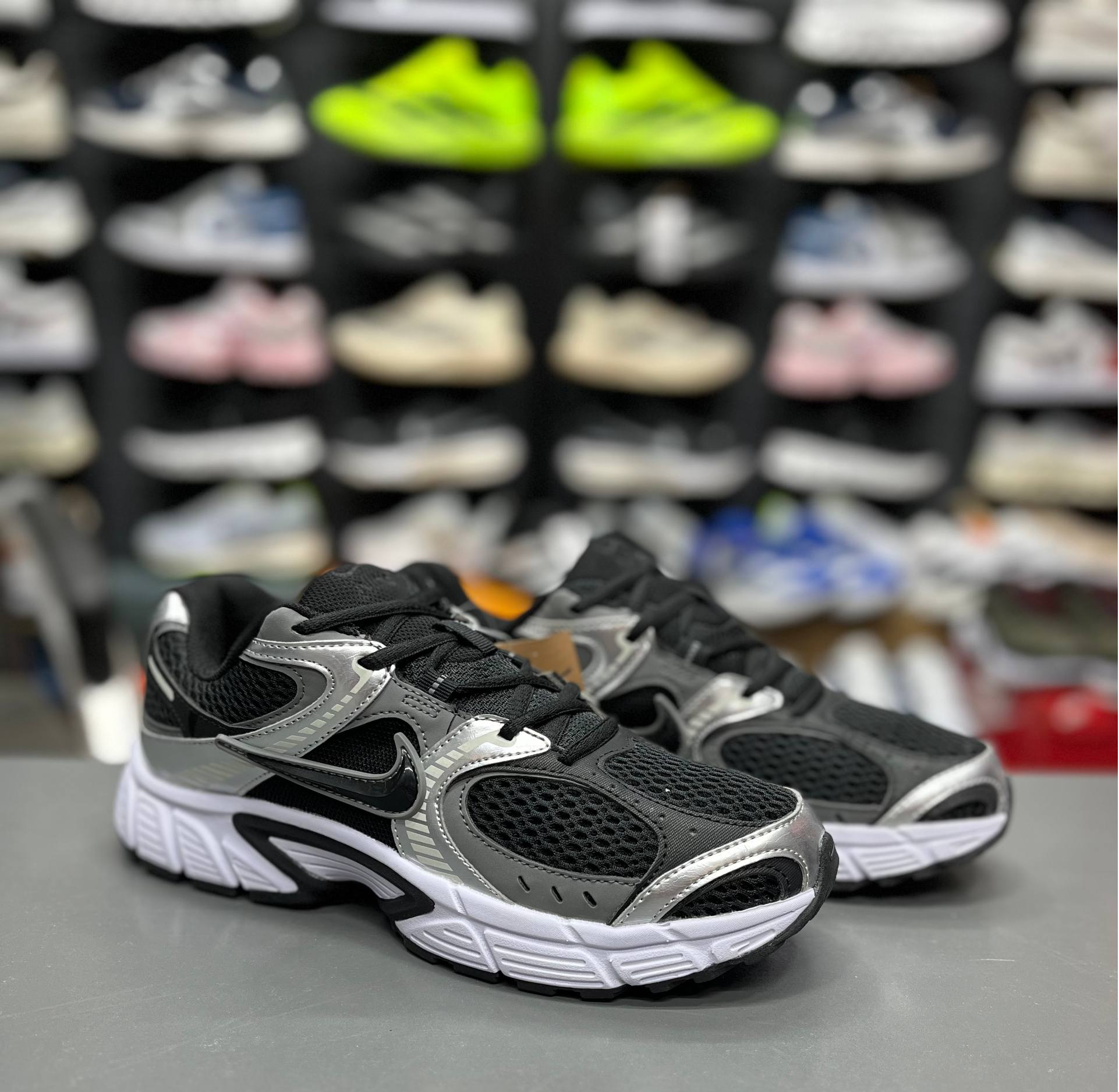 کتونی وارداتی نایک وی فایو کی مسترکوالیتی Nike v5k runساخت ویتنام وارداتی سایز۳۷الی45ست جذاب زنانه و مردانه نایک V5kضمانت کیفیت کالا فروش تکی و عمده
