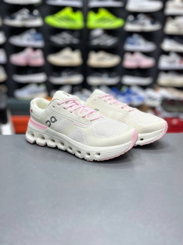 کتونی وارداتی آن رانینگ کیوسی کلودرانر۲ مسترکوالیتیOn Running Cloudrunnerساخت ویتنام وارداتی سایز ۳۷ الی 45 ست جذاب زنانه و مردانه ضمانت کیفیت کالا فروش تکی و عمده