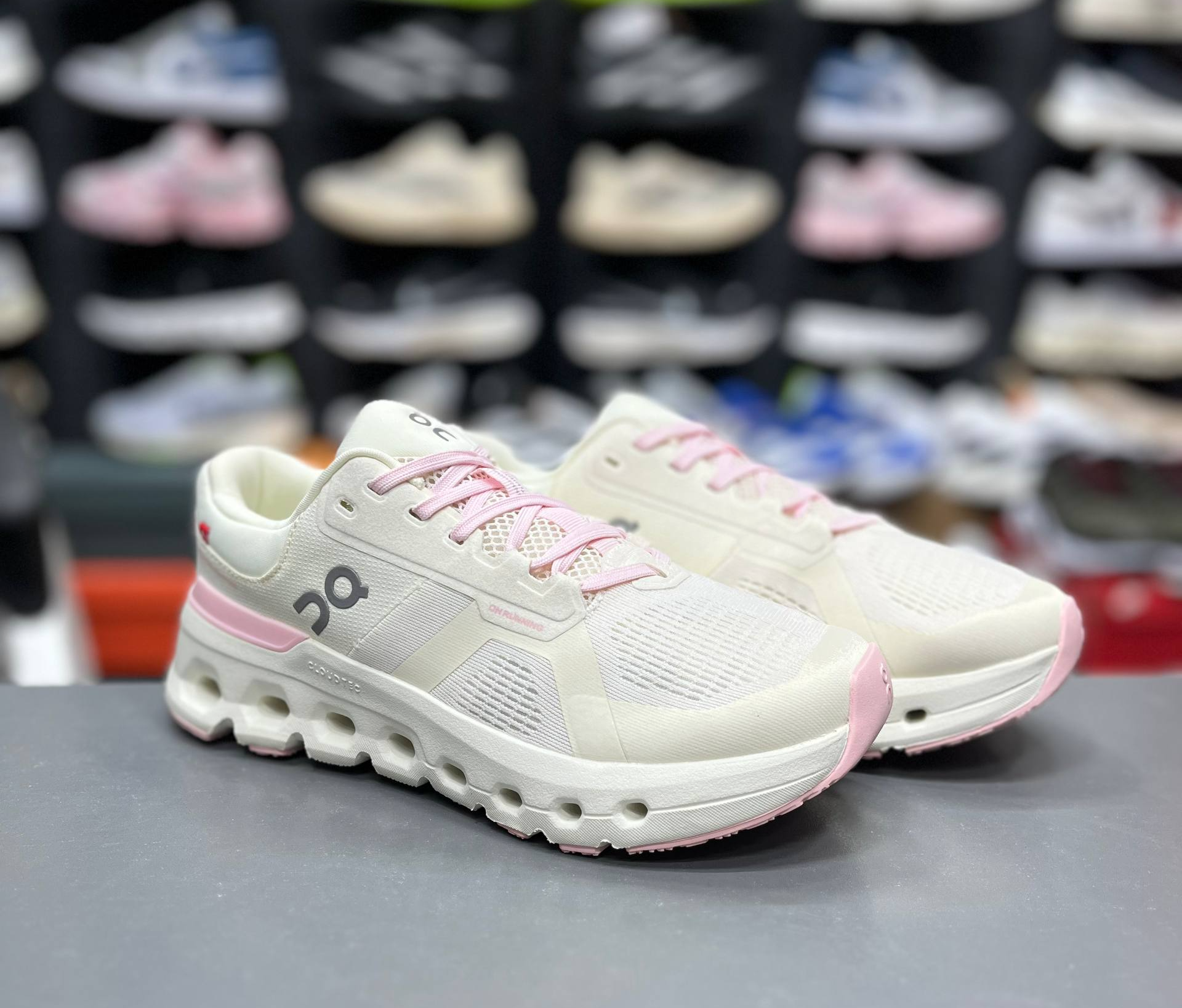 کتونی وارداتی آن رانینگ کیوسی کلودرانر۲ مسترکوالیتیOn Running Cloudrunnerساخت ویتنام وارداتی سایز ۳۷ الی 45 ست جذاب زنانه و مردانه ضمانت کیفیت کالا فروش تکی و عمده